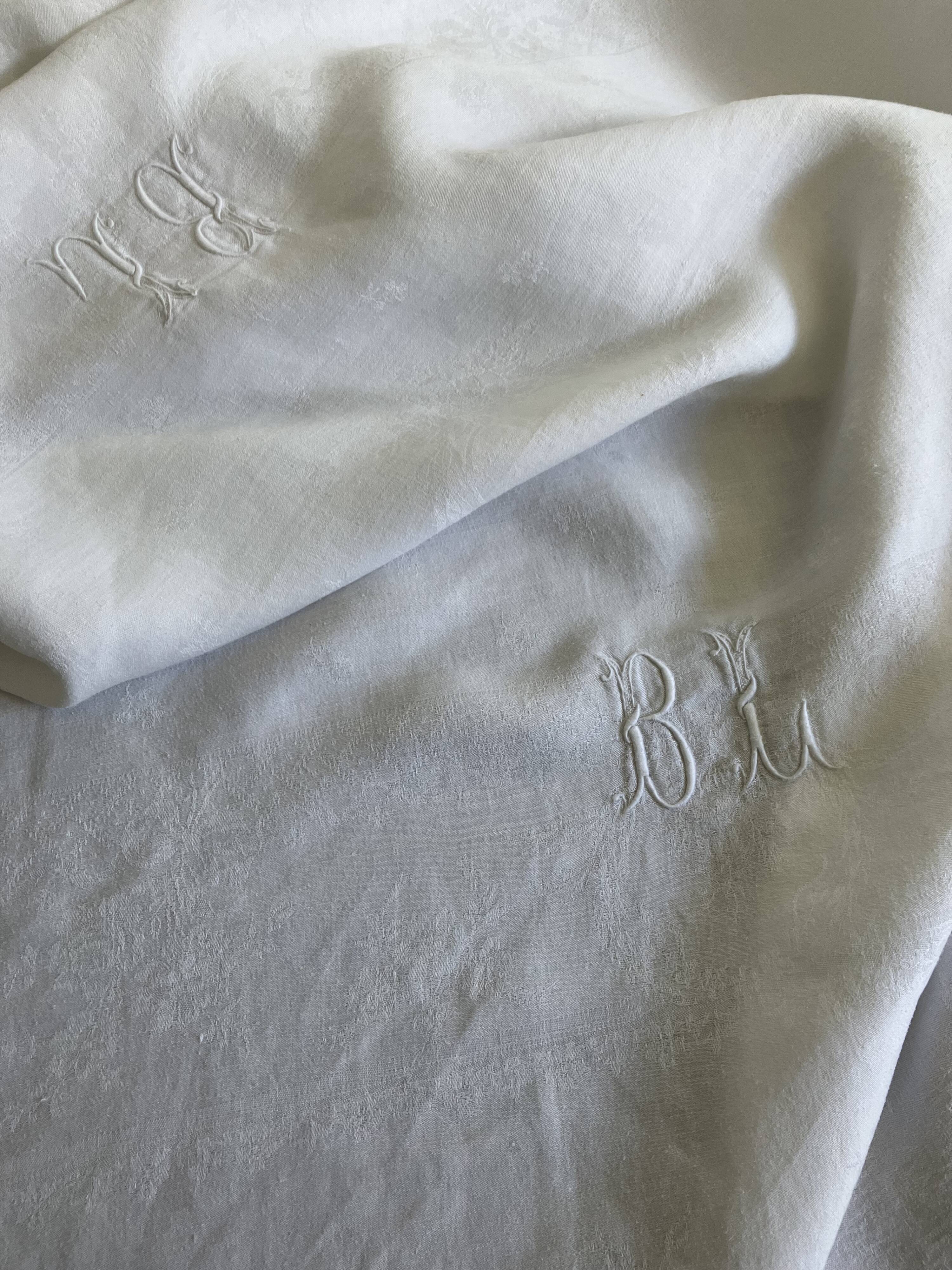 Nappe damassée, double monogramme