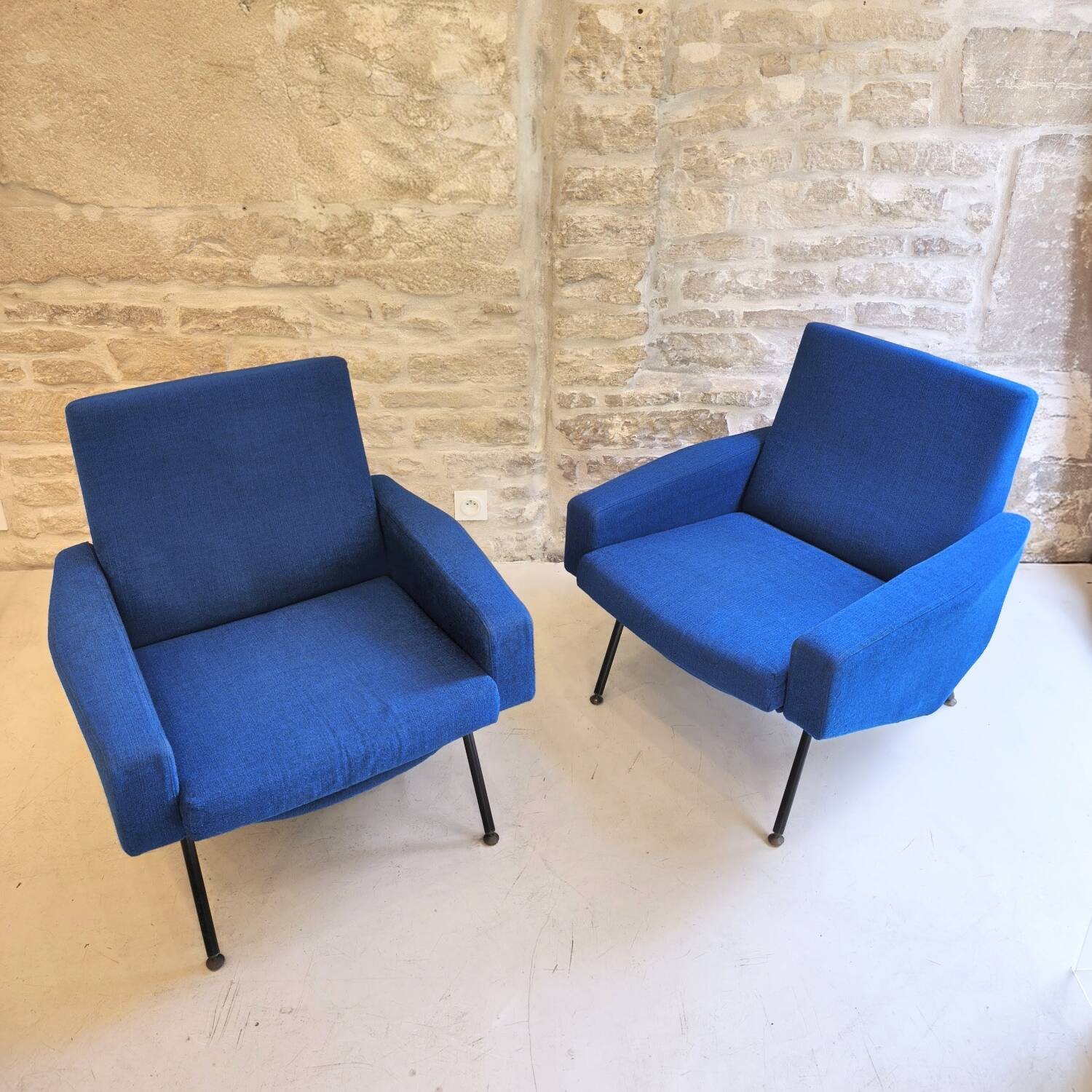 Pair of Troïka armchairs, design by Paul Geoffroy, Airborne edition.
