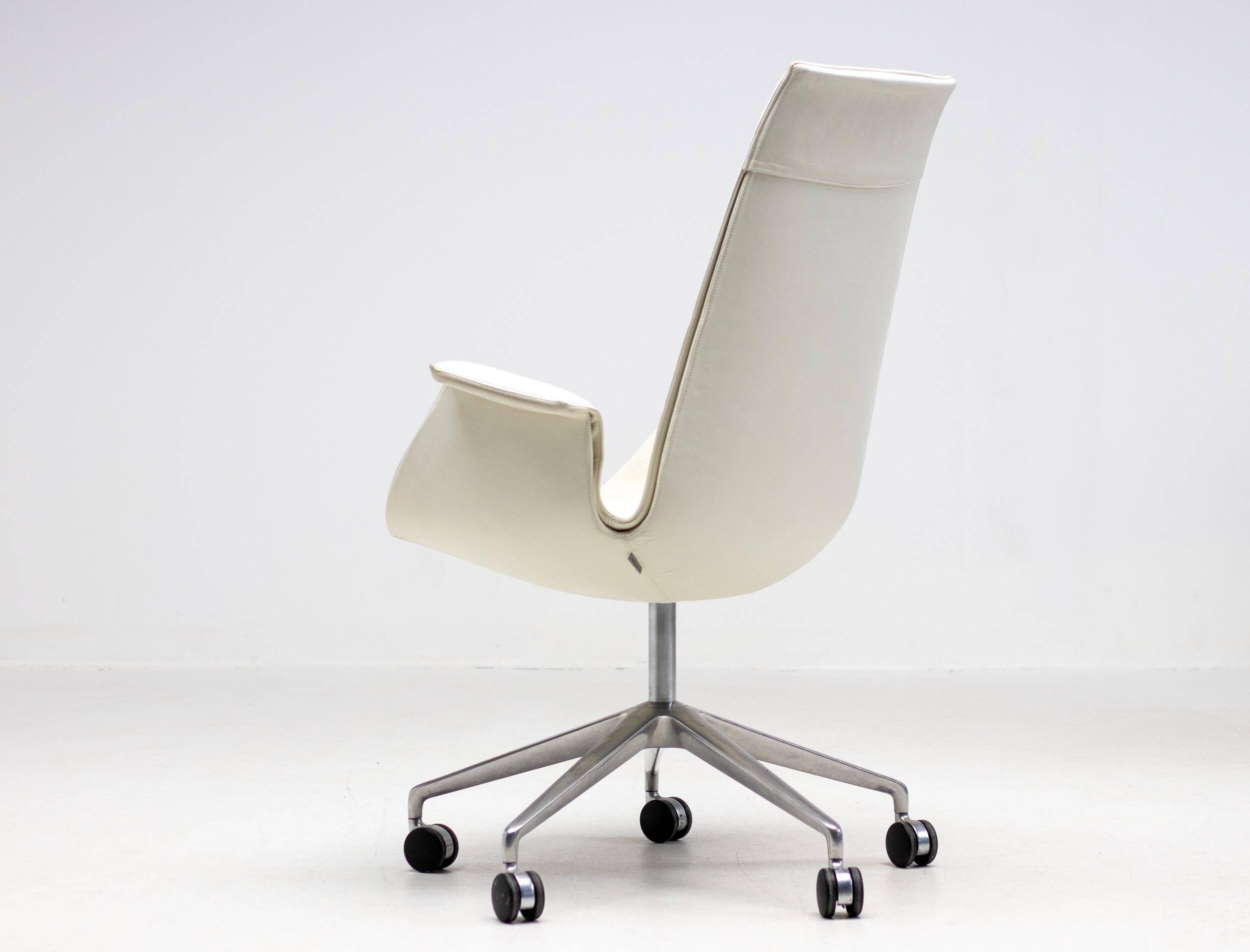 Neuf chaises à dossier haut en cuir blanc sur roulettes par Fabricius & Kastholm.