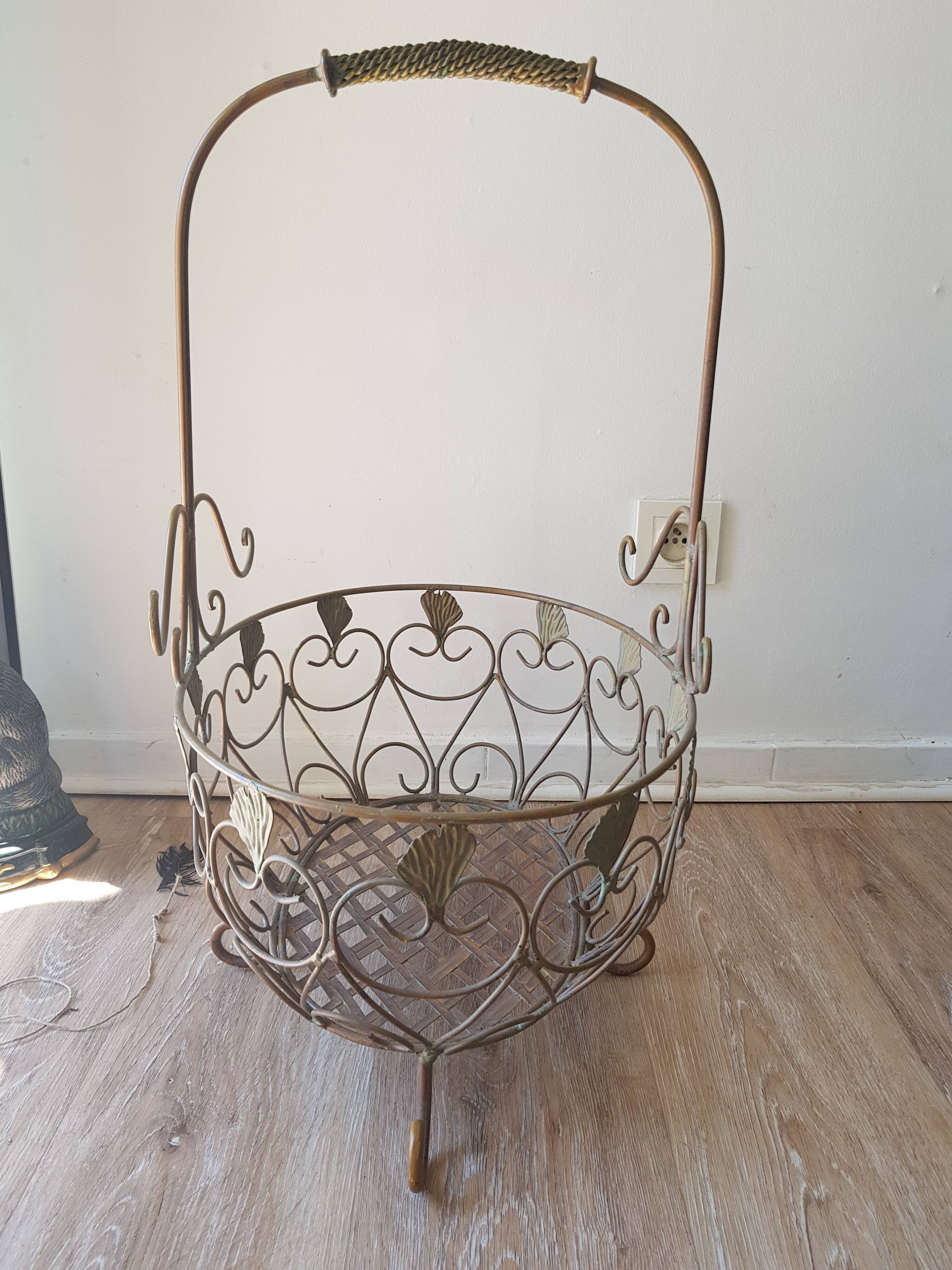 Basket in green iron of gray