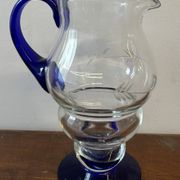 Carafe en verre bleu