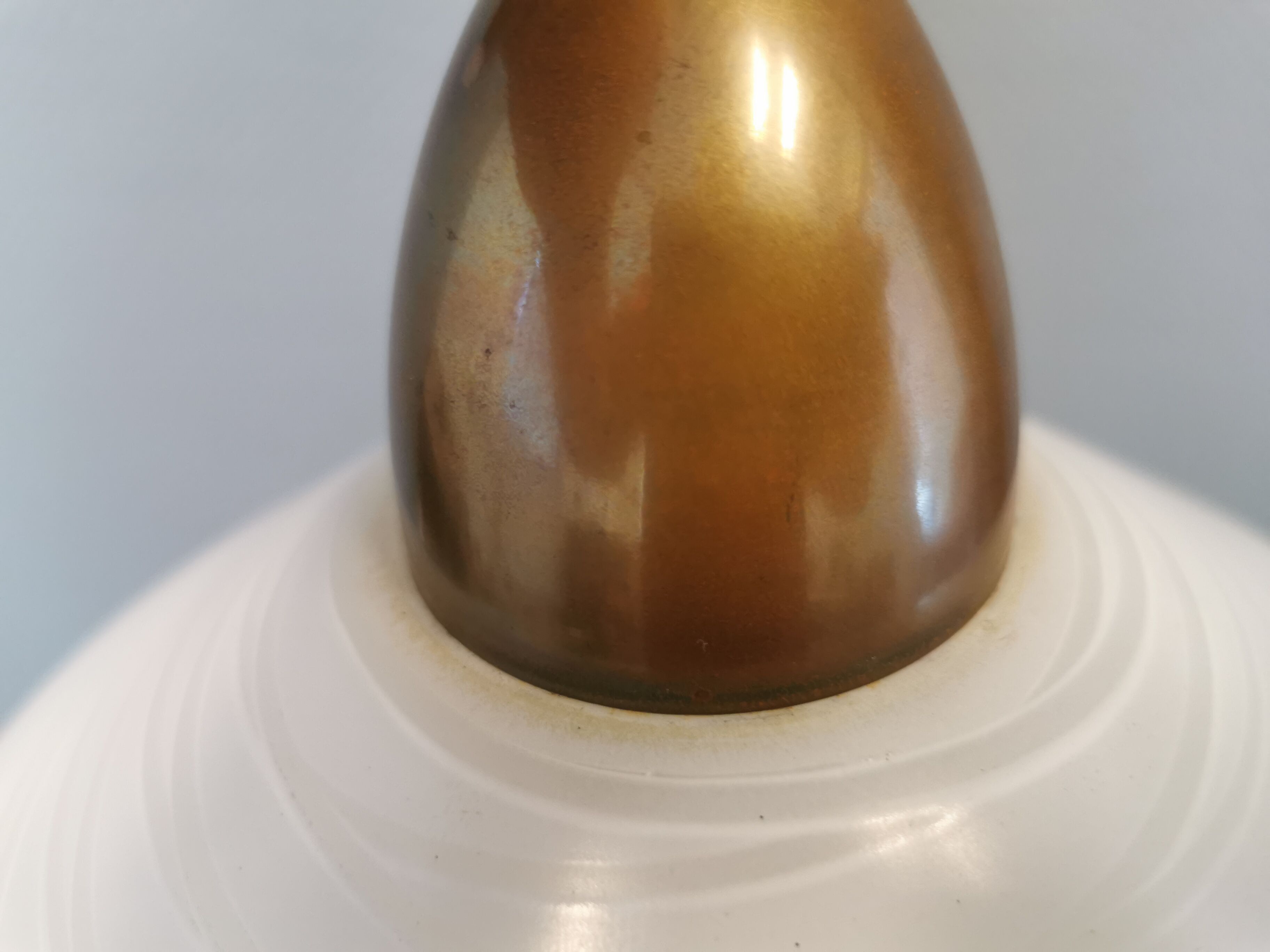 Suspension danoise, en verre blanc lait torsadé avec plateau en laiton