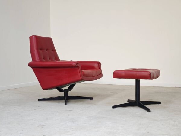 Fauteuil pivotant et repose pied en simili cuir rouge par Up Zavody 1970