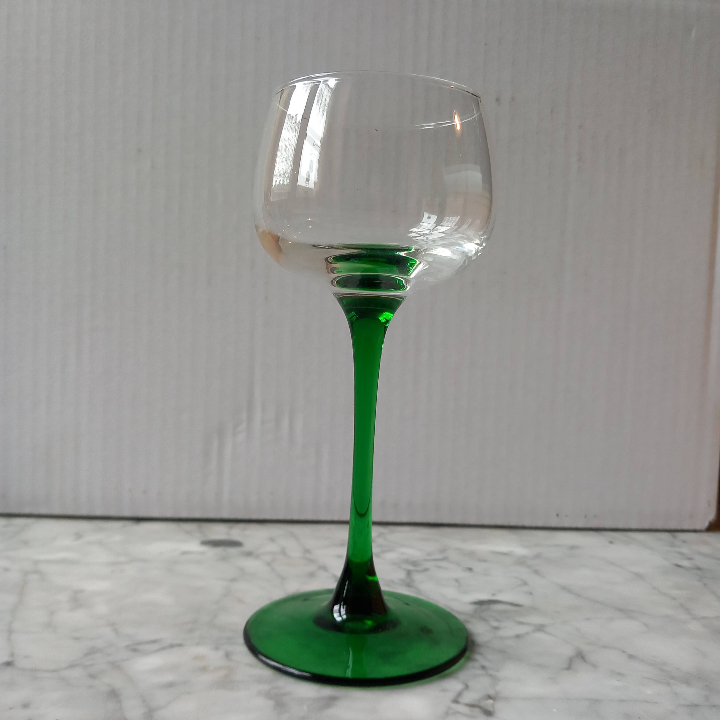 8 Luminarc white wine stemmed glasses