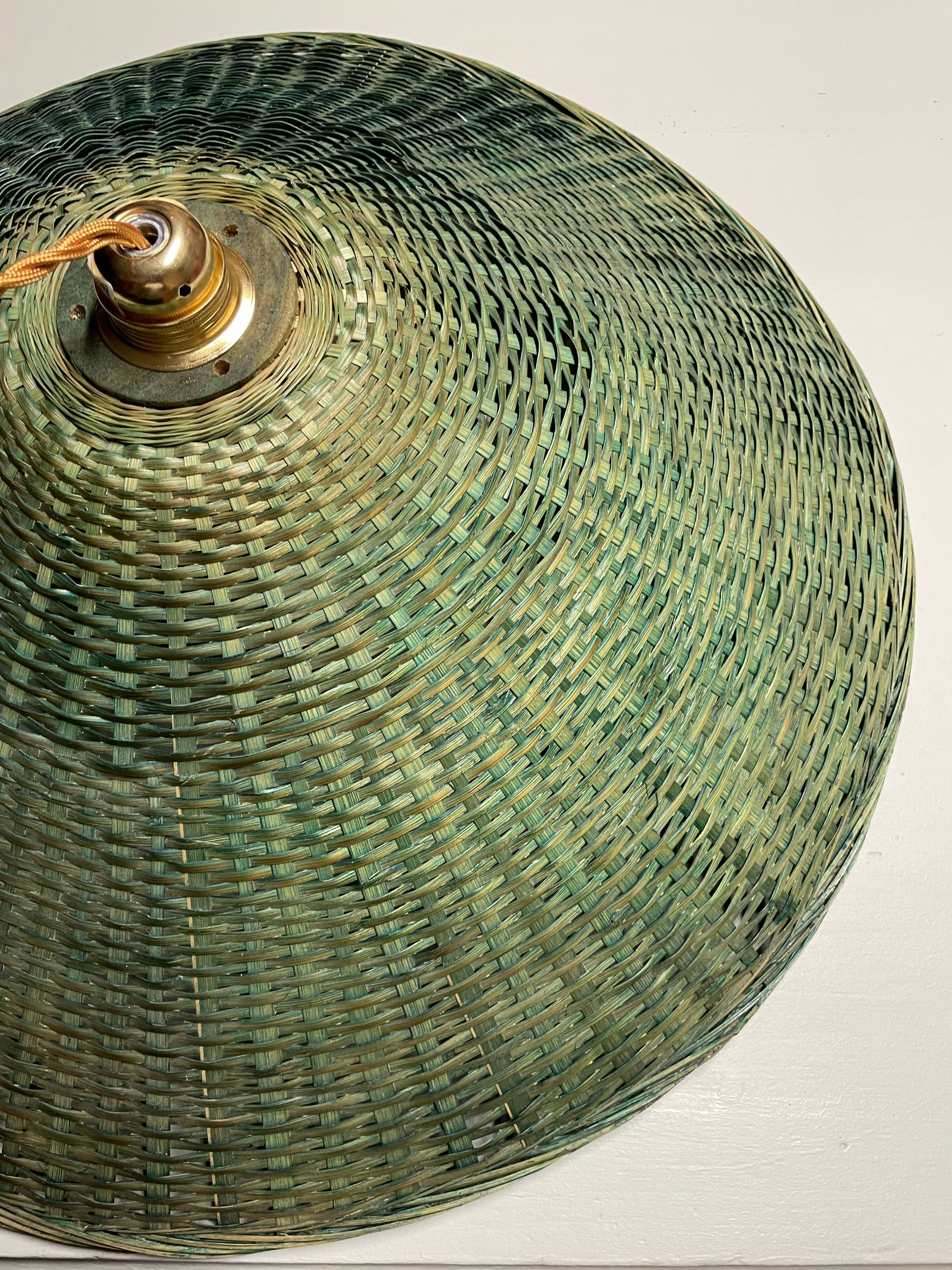 Suspension in green braided rattan