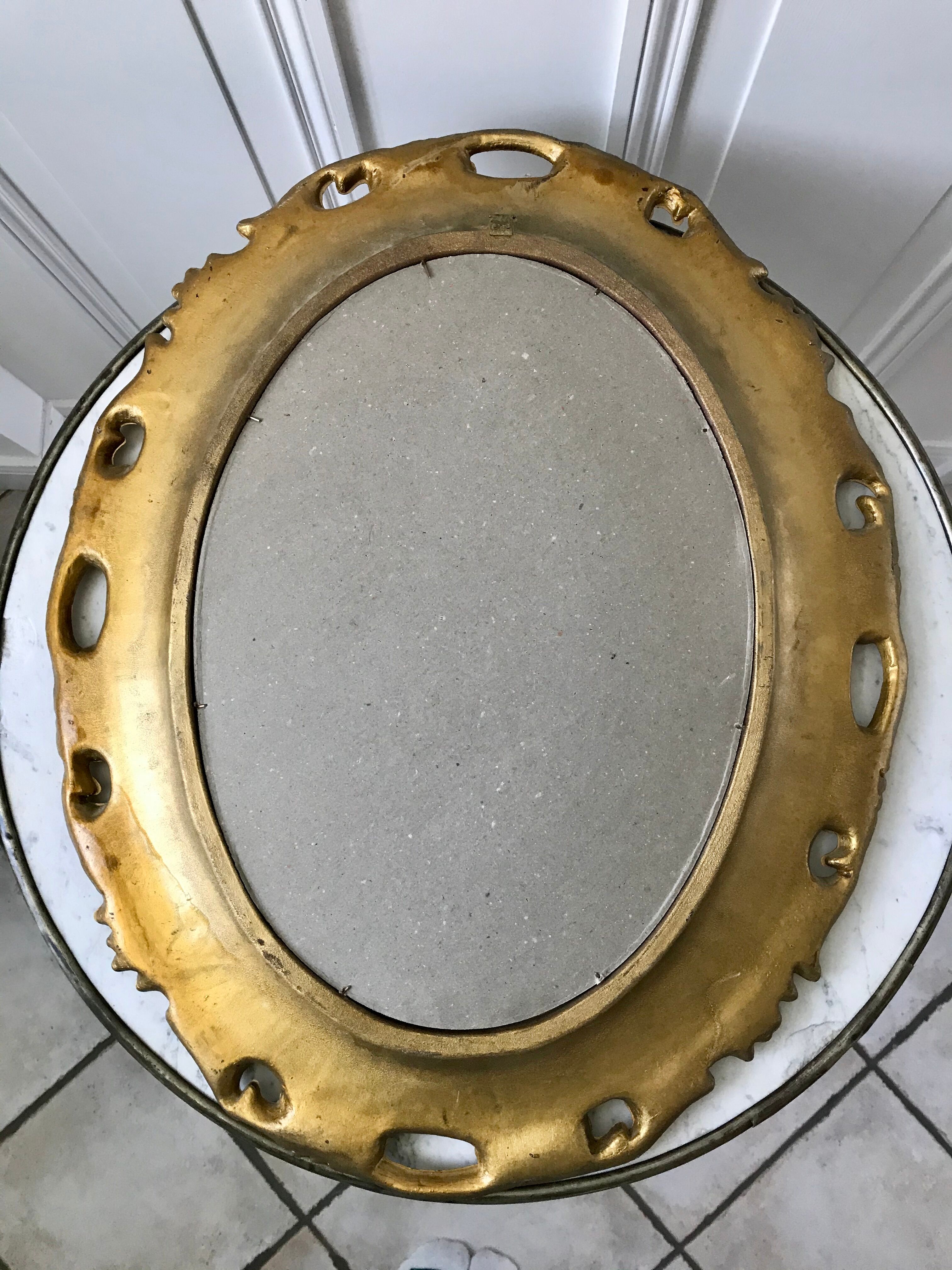 Miroir ovale médaillon en stuc doré années 70