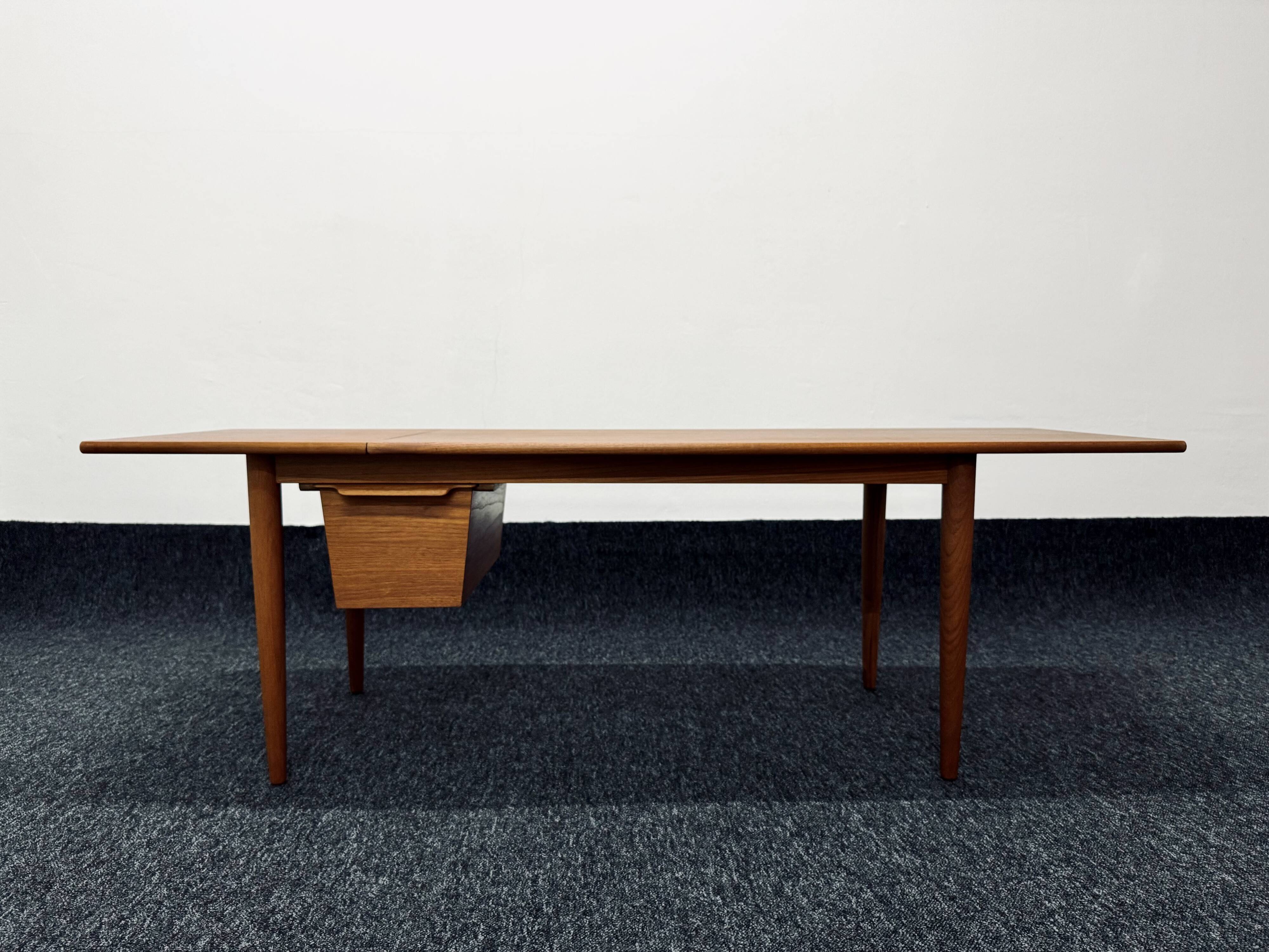 Table basse danoise en teck par Arne Vodder