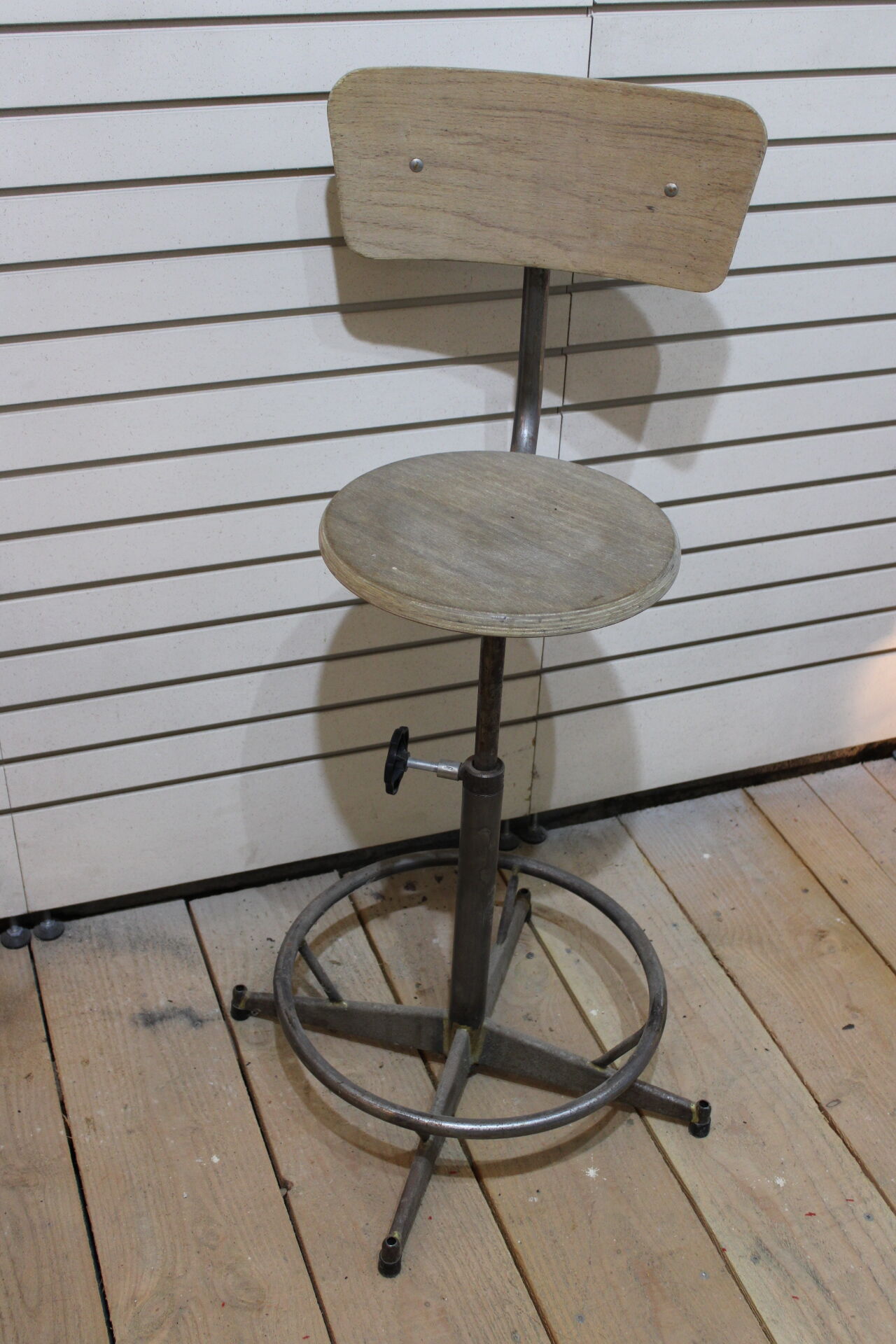 2 Vintage bar stools - adjustable height