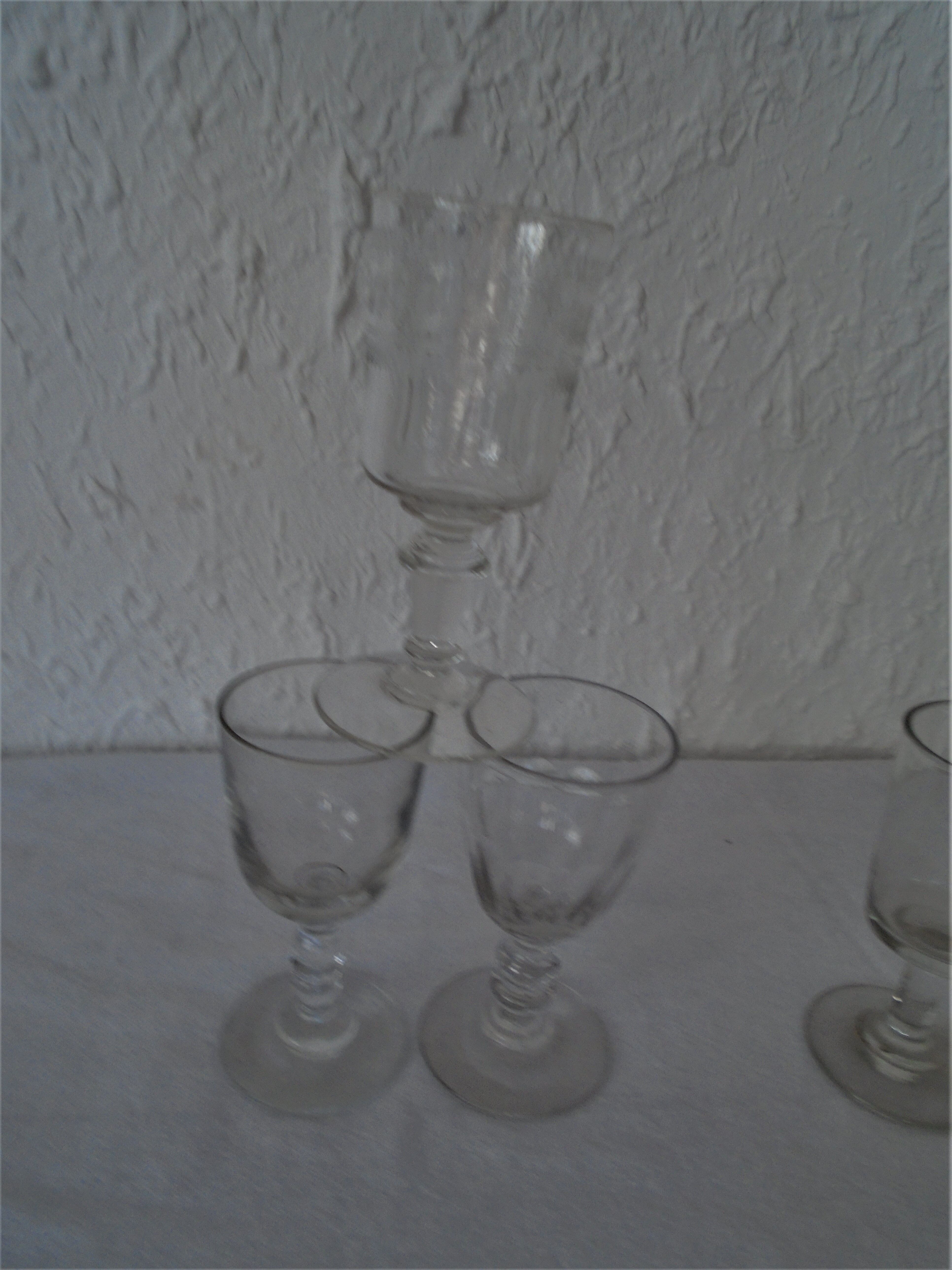 Set de 6 verres anciens dont 2 gravés formes diverses pr