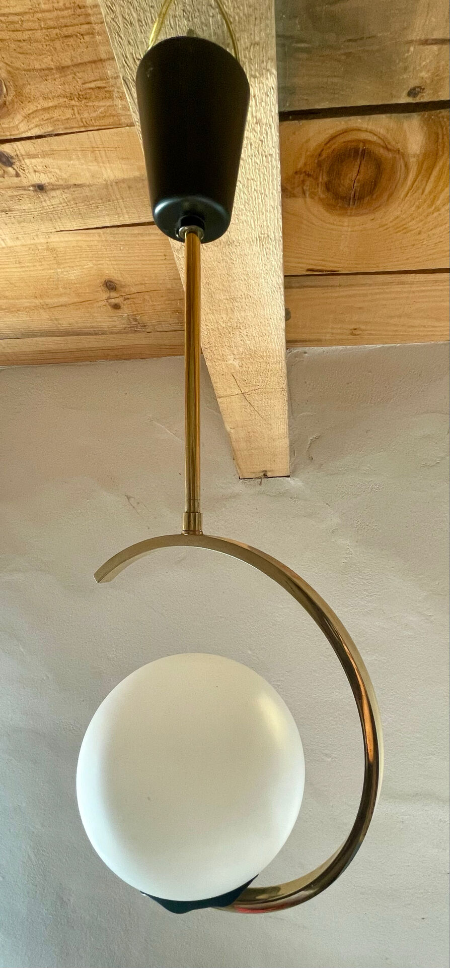 Suspension mid-century laiton et verre opalin