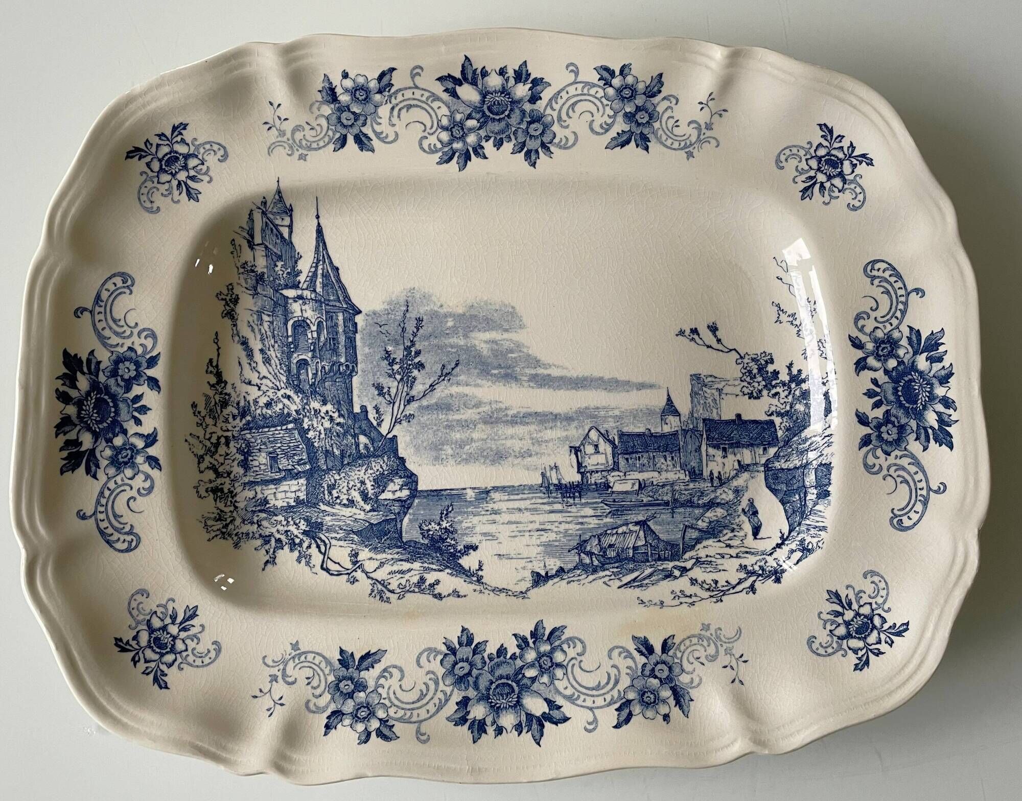 Antique rectangular plate in Sarreguemines earthenware.