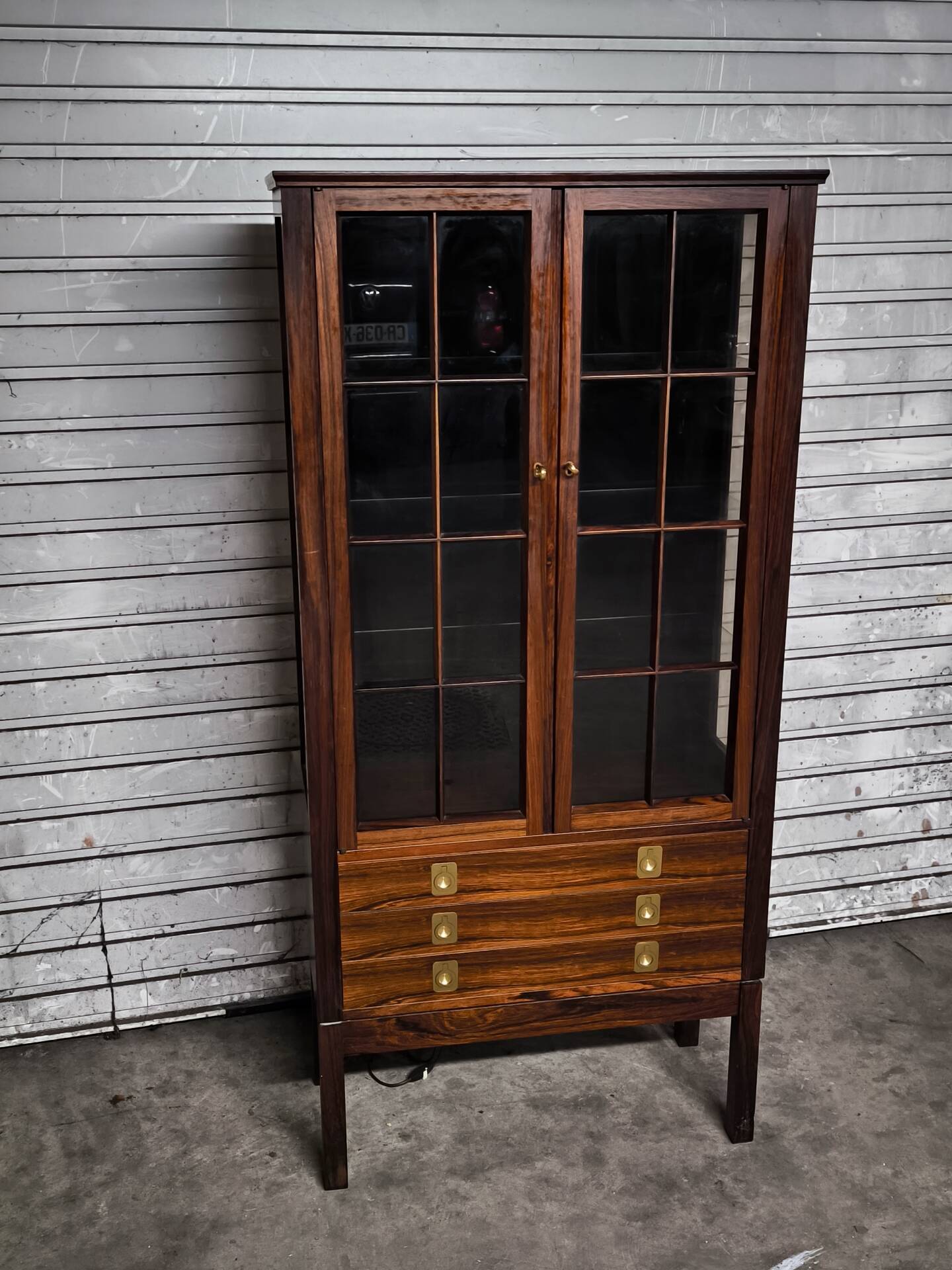 Vintage 1960s Scandinavian display cabinet in rosewood.