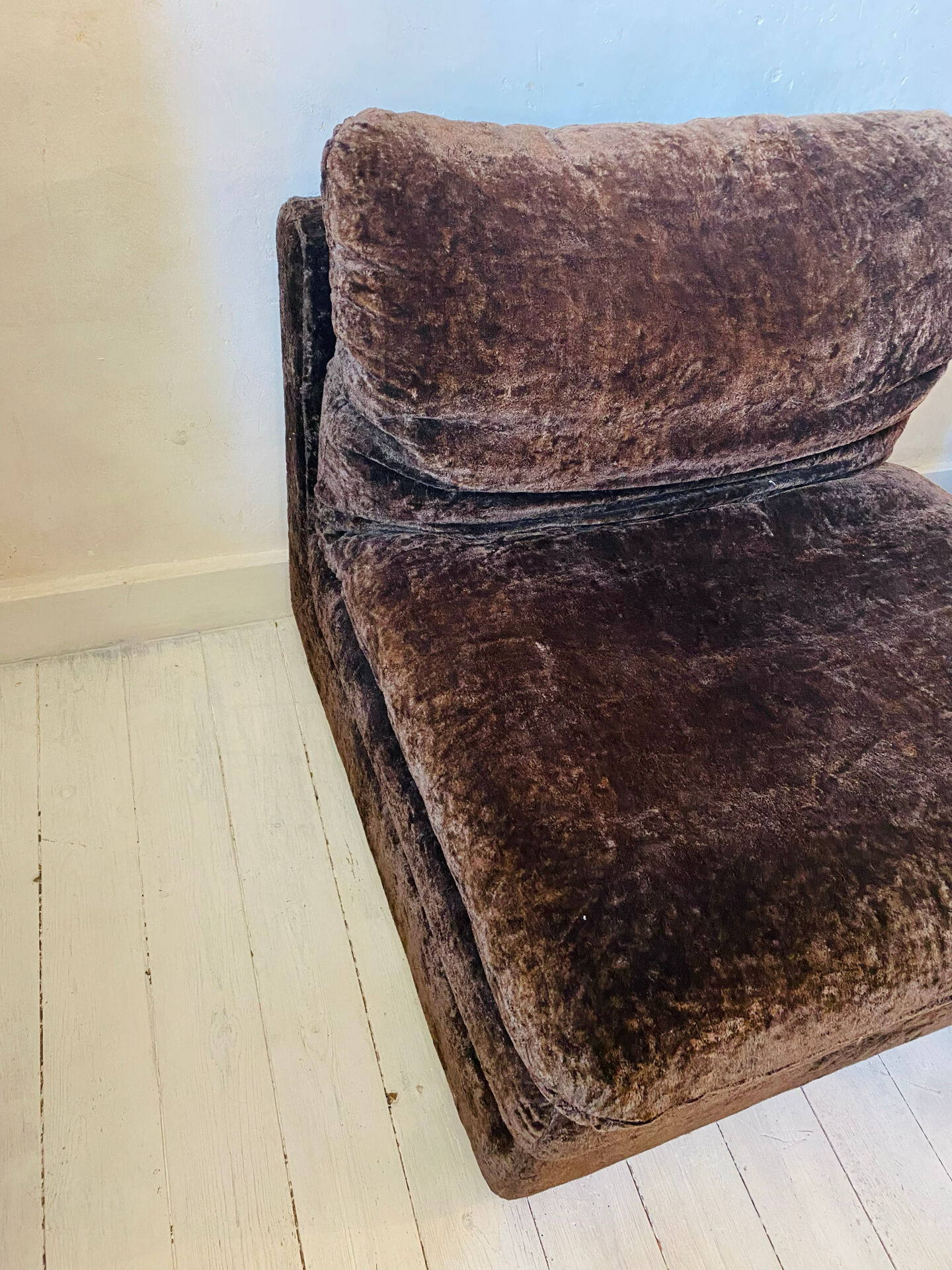 Chauffeuse vintage en velours chocolat