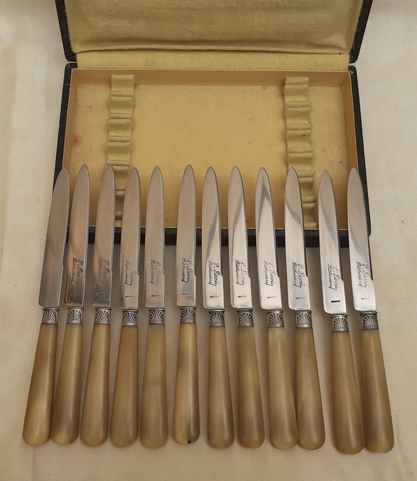 Lot de 12 couteaux manche en corne