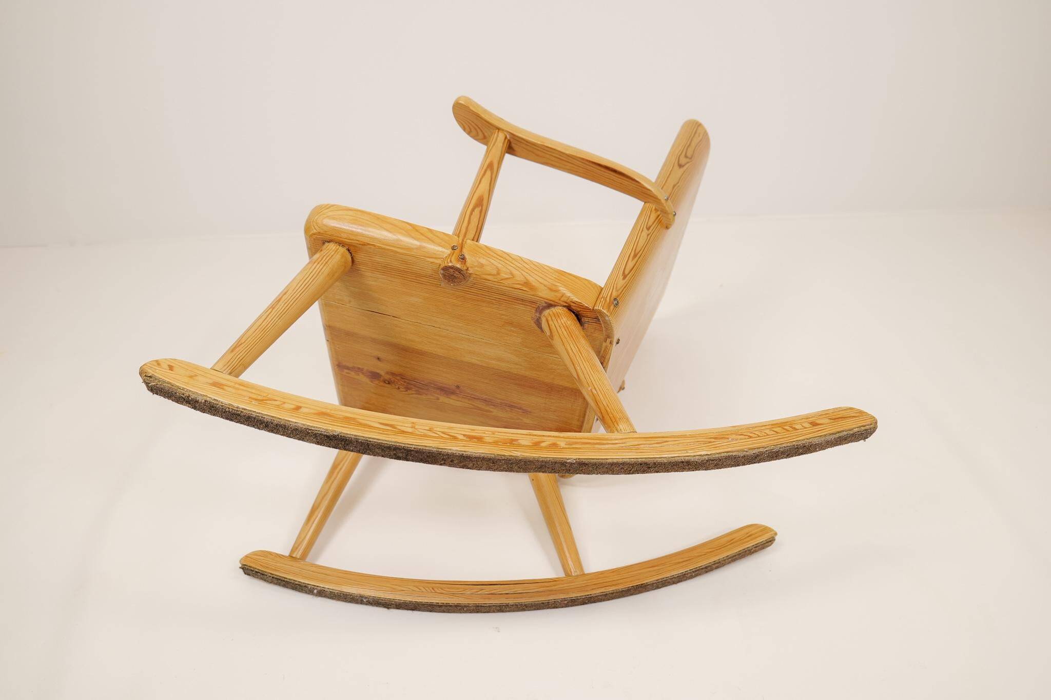 Mid-century rocking chair in pine, Göran Malmvall, Sweden, 1940s.