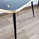Table basse en verre aux pieds fuseaux