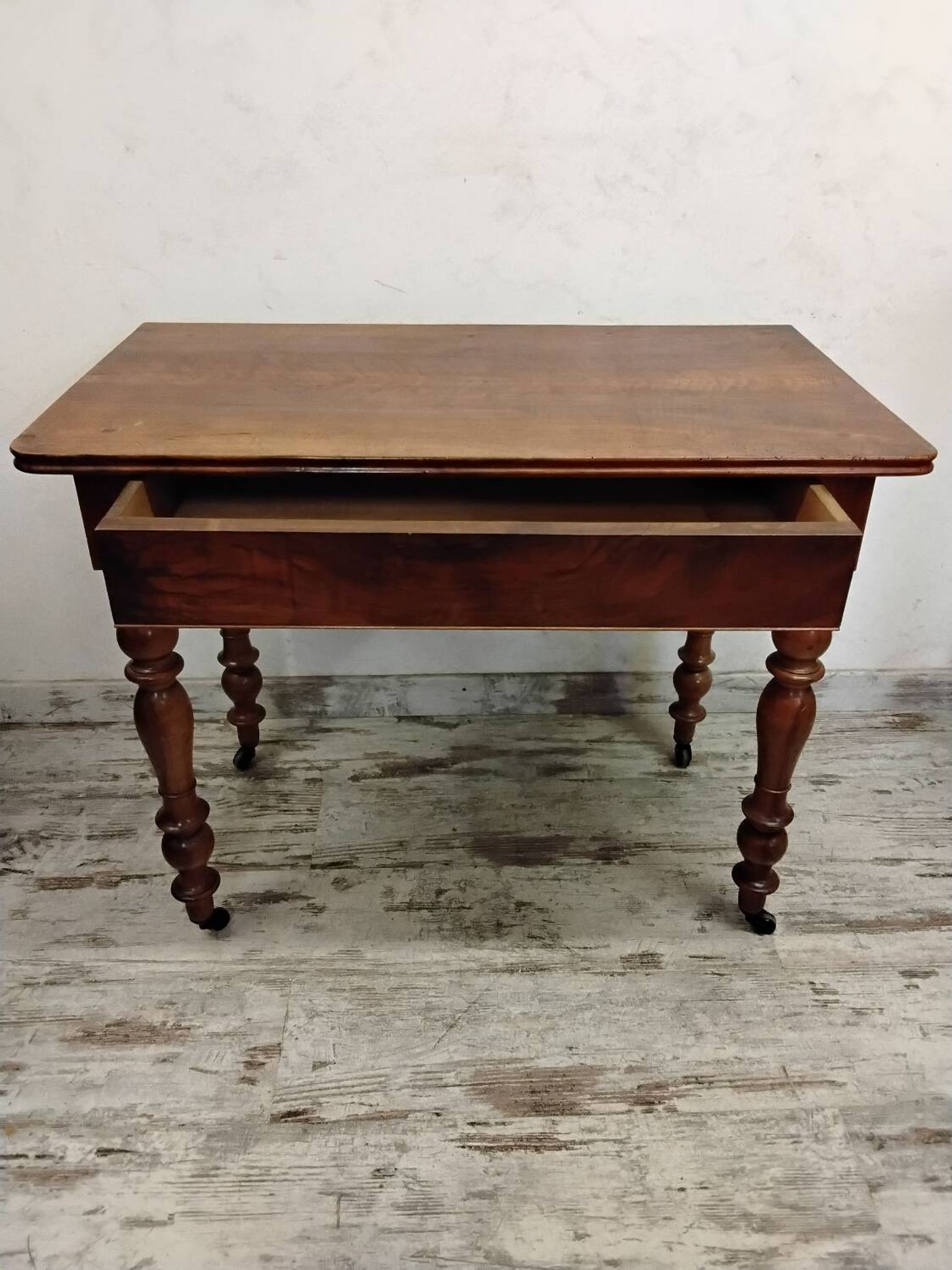 Bureau ancien en bois avec tiroir