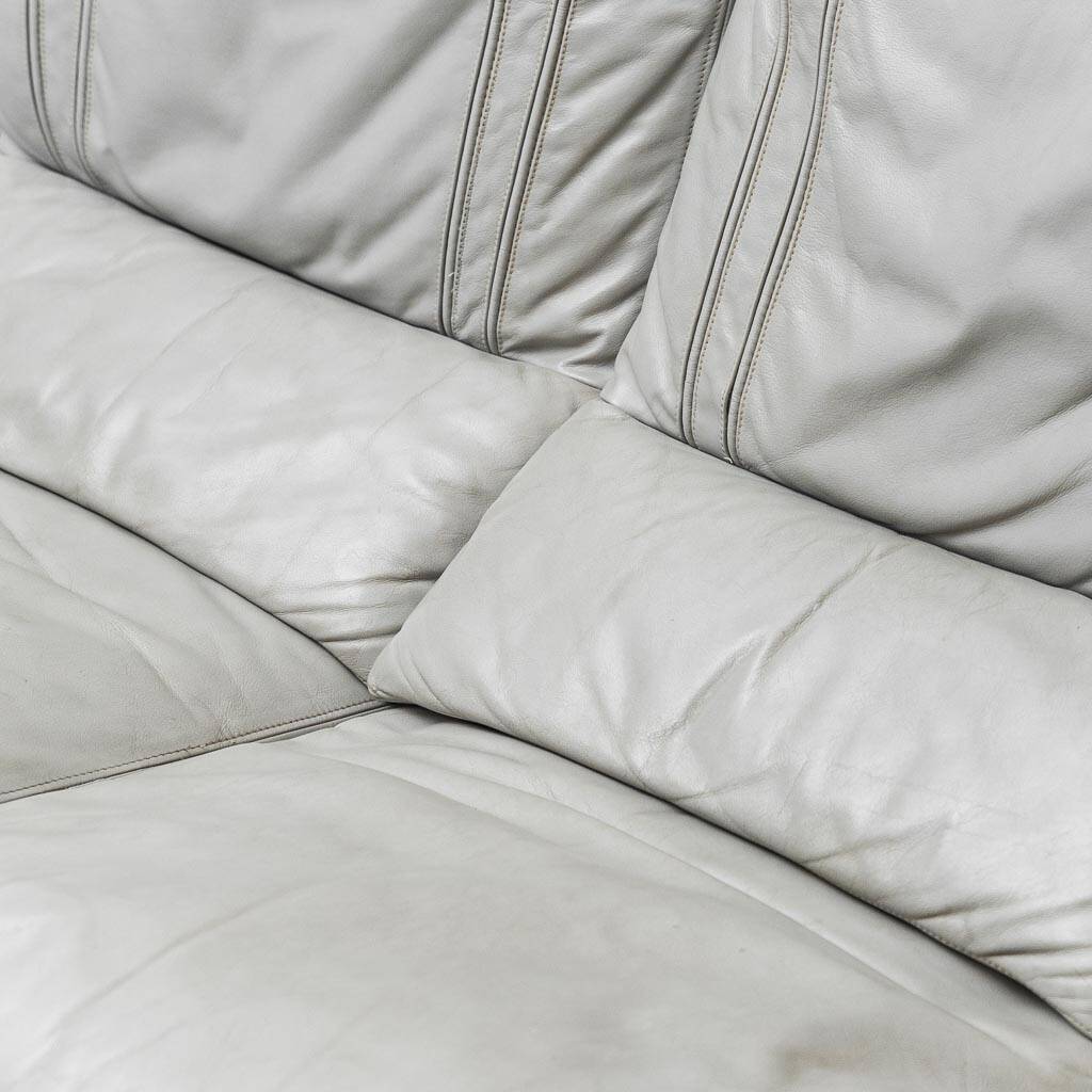 Canapé vintage 3 places en cuir gris et bois, moderniste des années 1950.