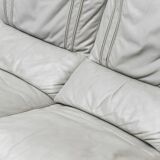 Canapé vintage 3 places en cuir gris et bois, moderniste des années 1950.