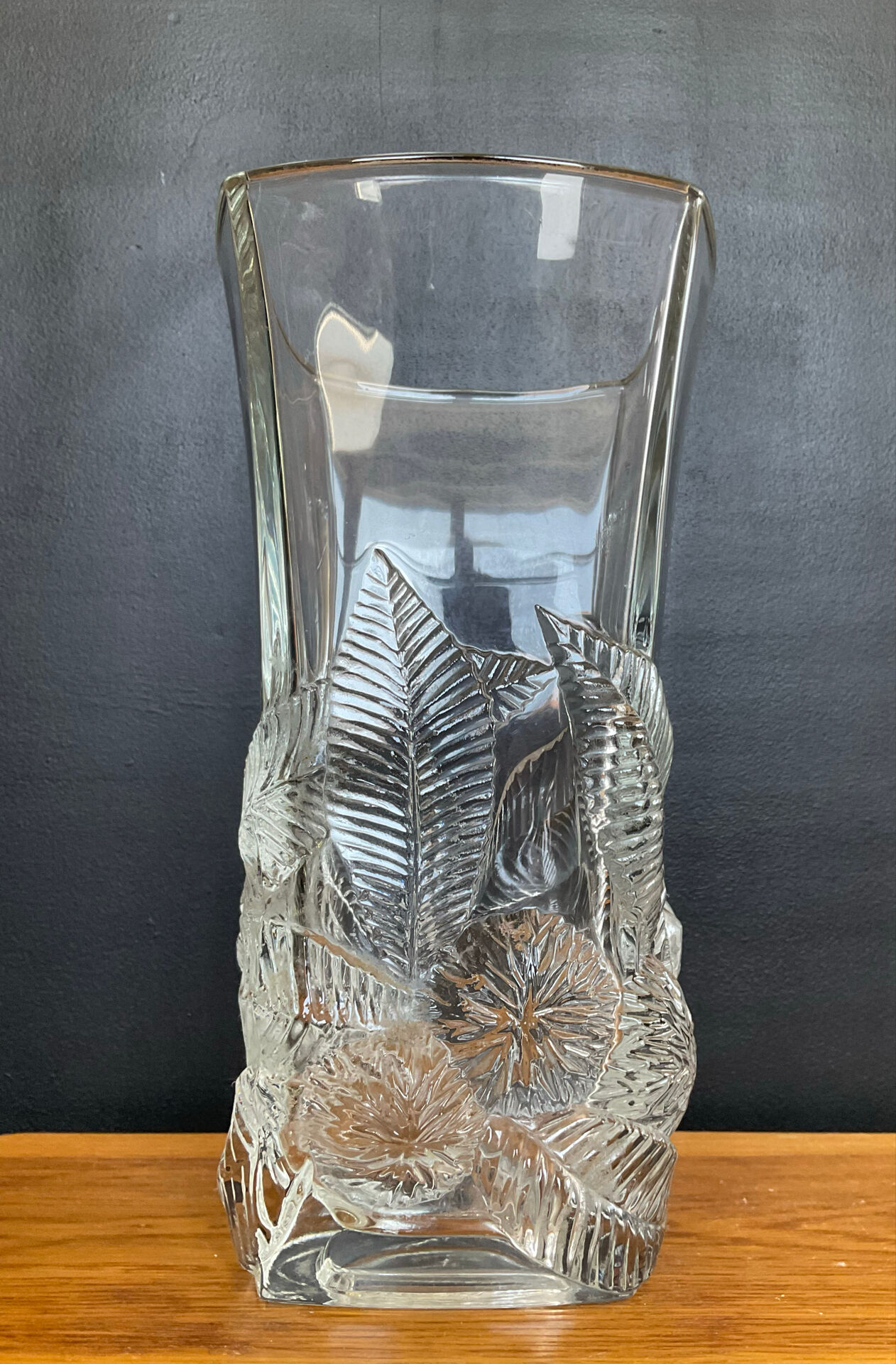 Grand vase vintage en verre moulé pressé