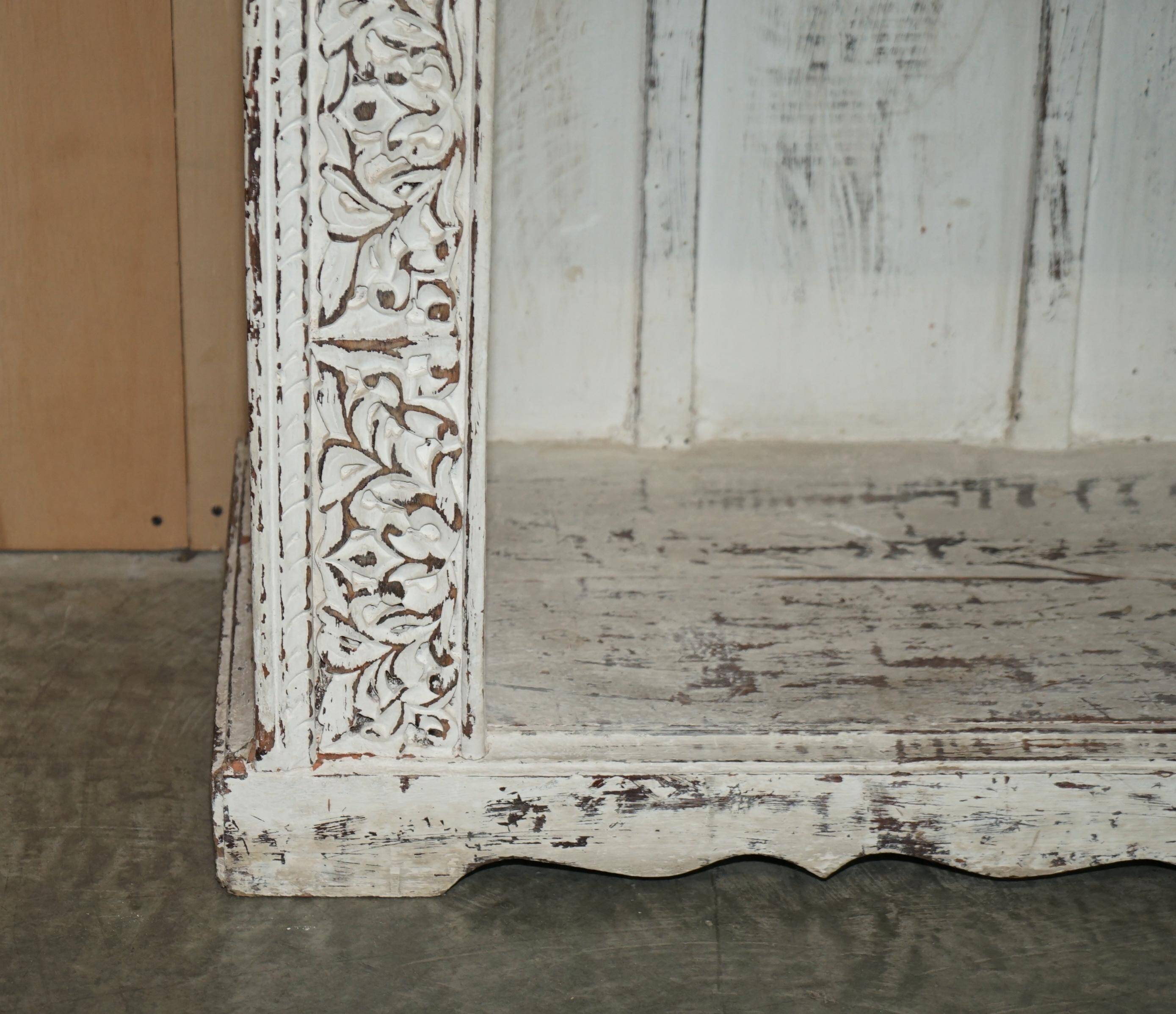 Grande bibliothèque antique anglo-indienne en bois massif sculpté avec peinture d'origine