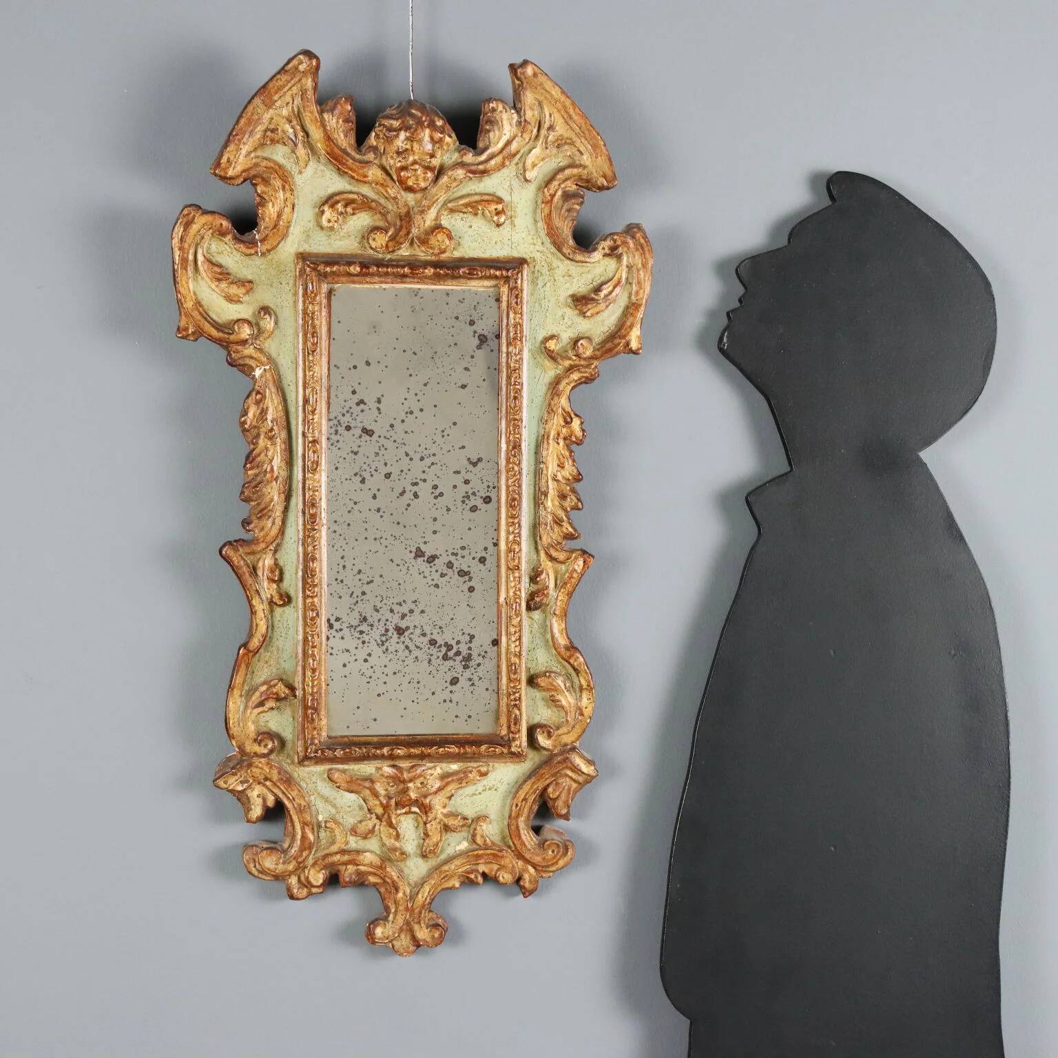 Miroir en bois de mélèze sculpté et doré