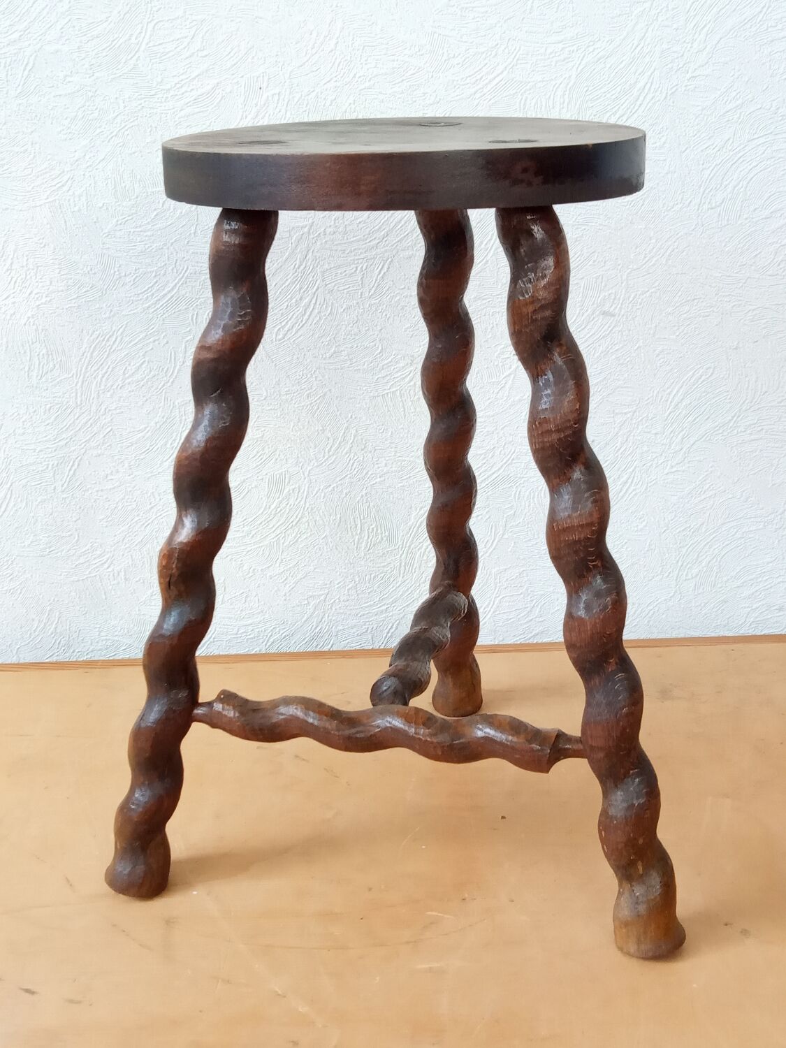 Tripod stool spiral feet