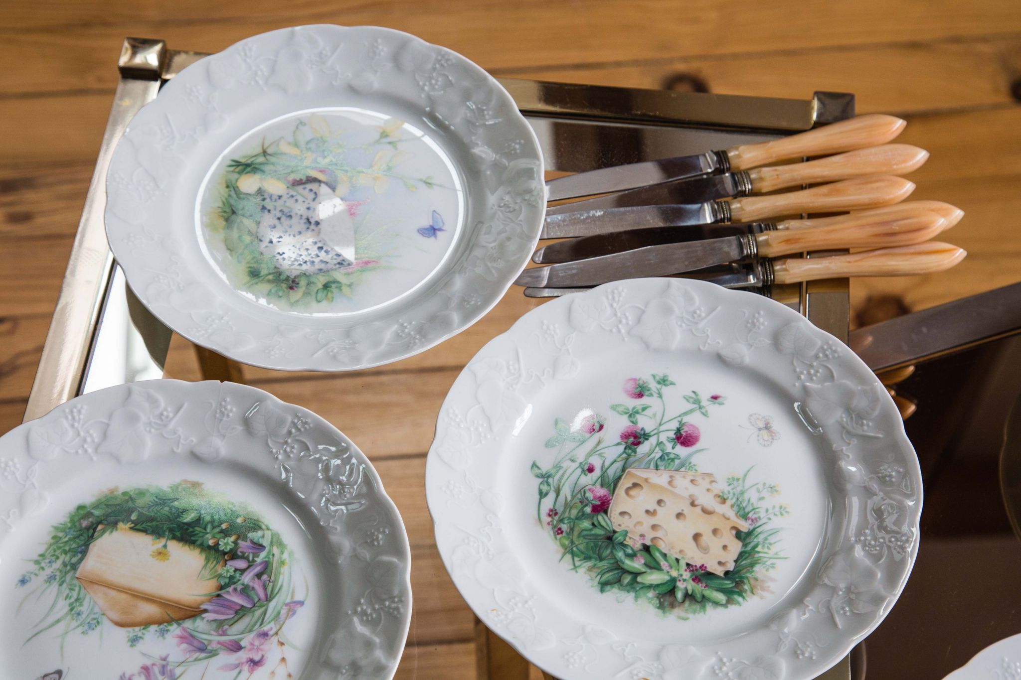 Assiettes à fromage et couteaux