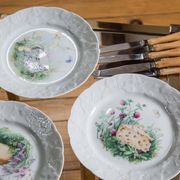 Assiettes à fromage et couteaux