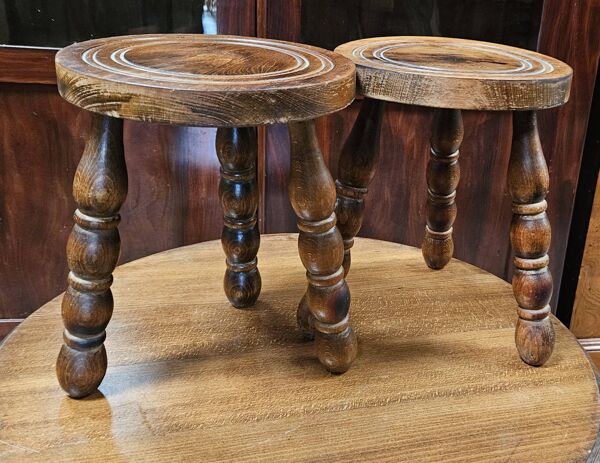 Table basse ronde et 2 tabourets tripodes