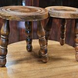 Round coffee table and 2 tripod stools