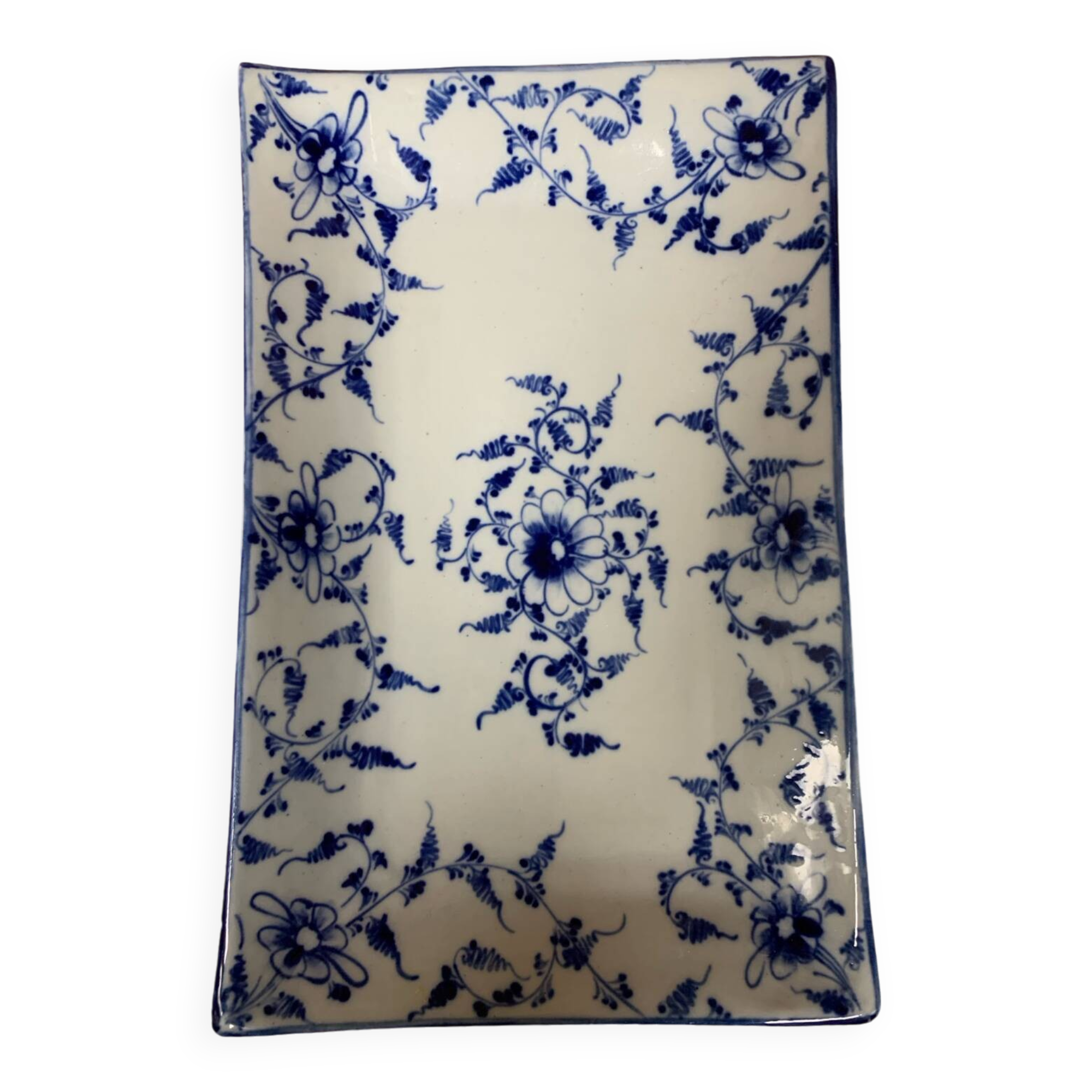 Plat rectangulaire blanc et bleu