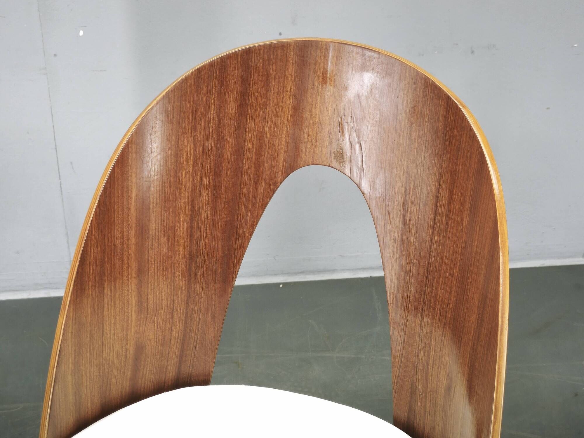 Ensemble de quatre chaises restaurées d'Antonin Suman des années 1960.