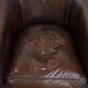 Fauteuil club de couleur foncée en cuir de vachette