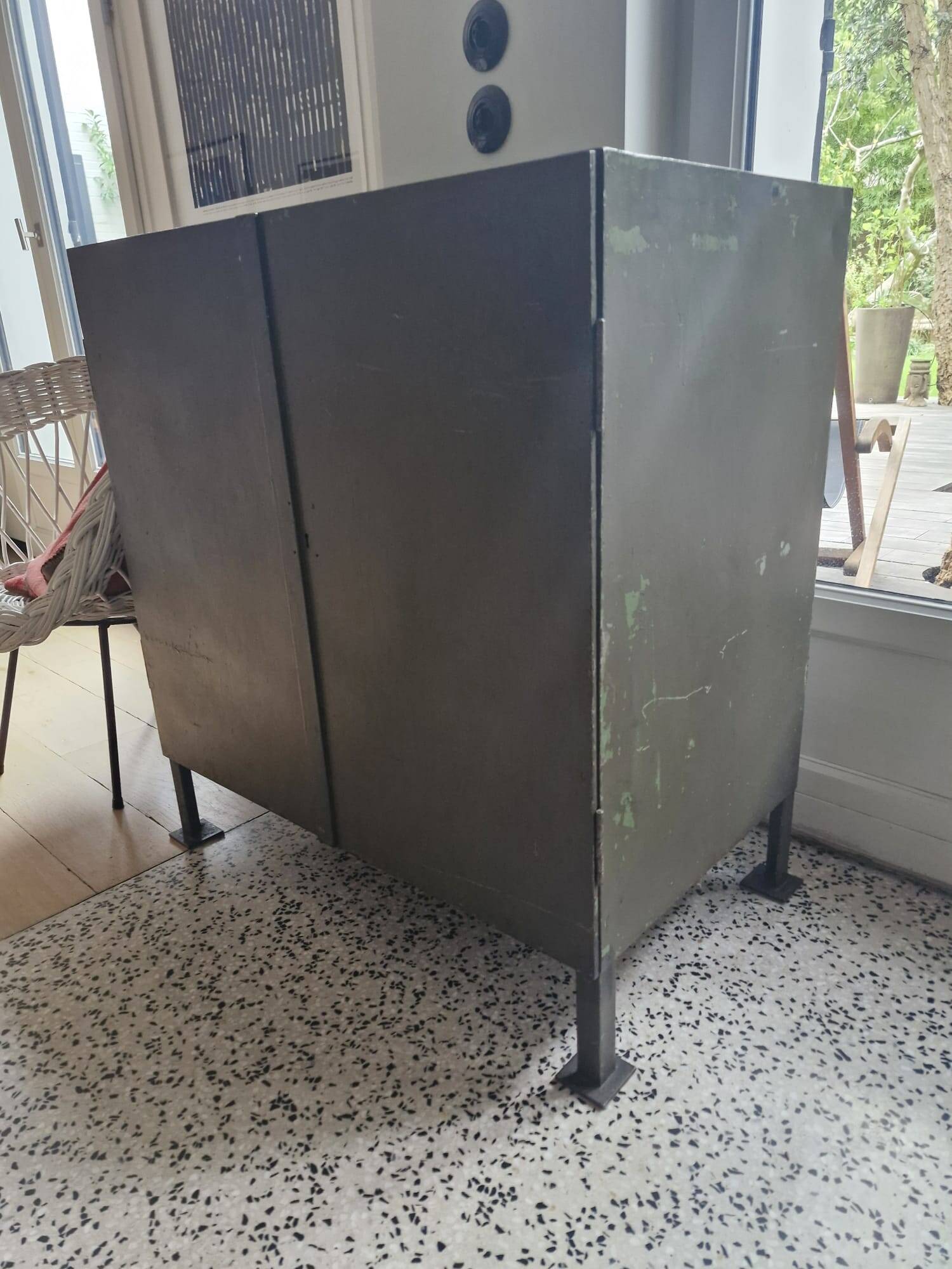 Buffet industriel acier vintage années 60/70 – meuble d’atelier authentique