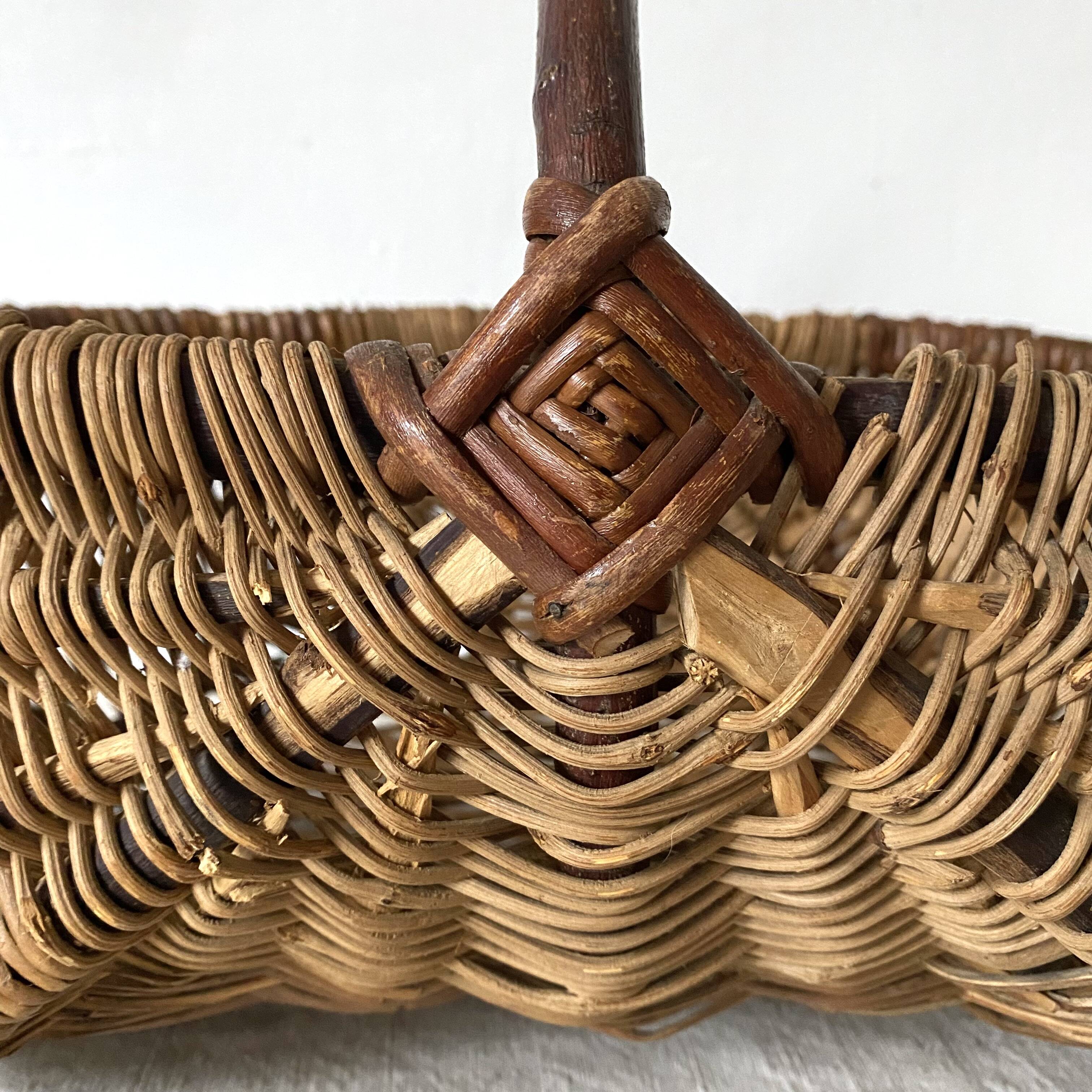 Woven wicker basket with hazelnut handle