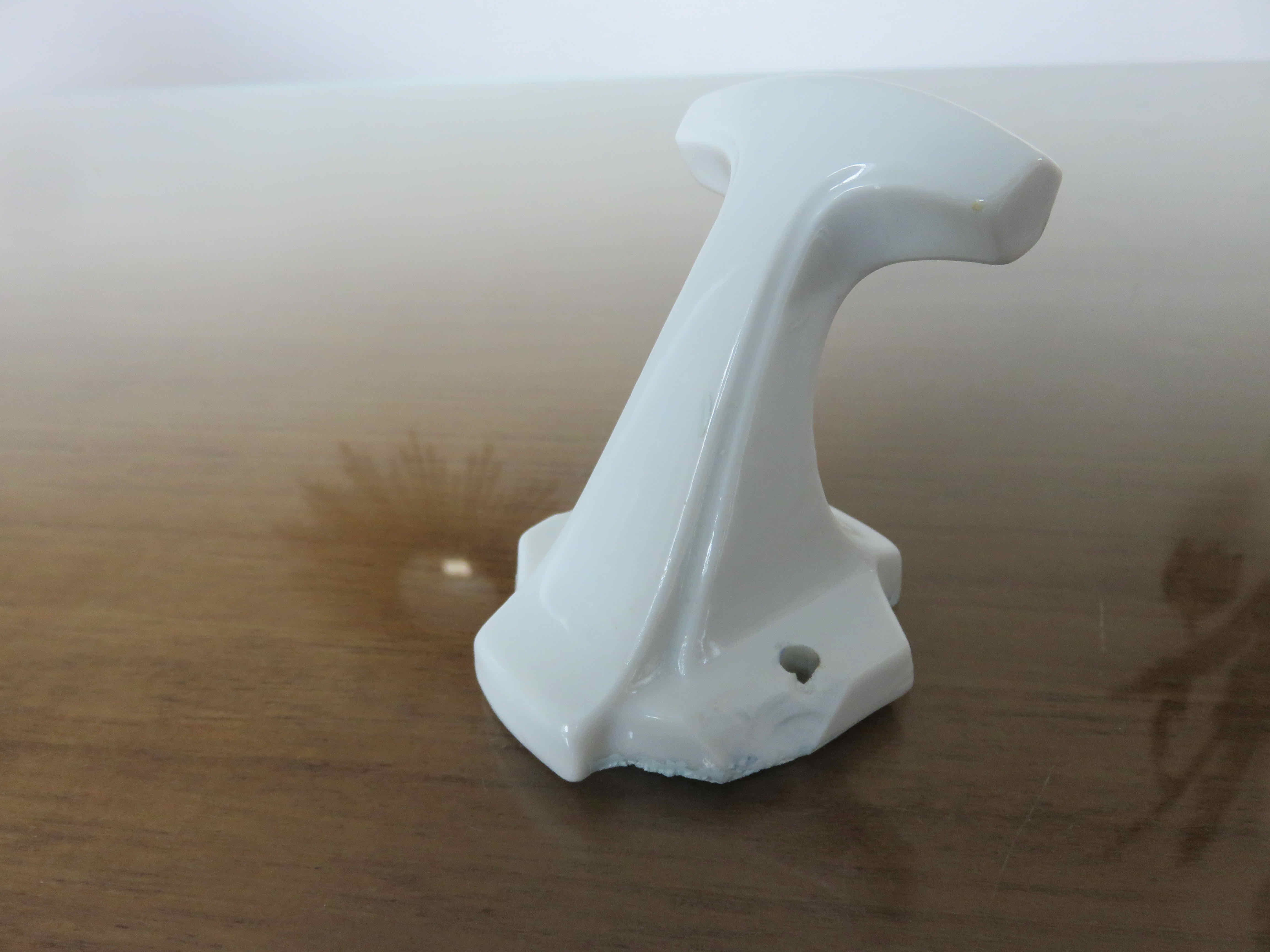 Paire de patères en porcelaine blanche Art Deco années 30 40