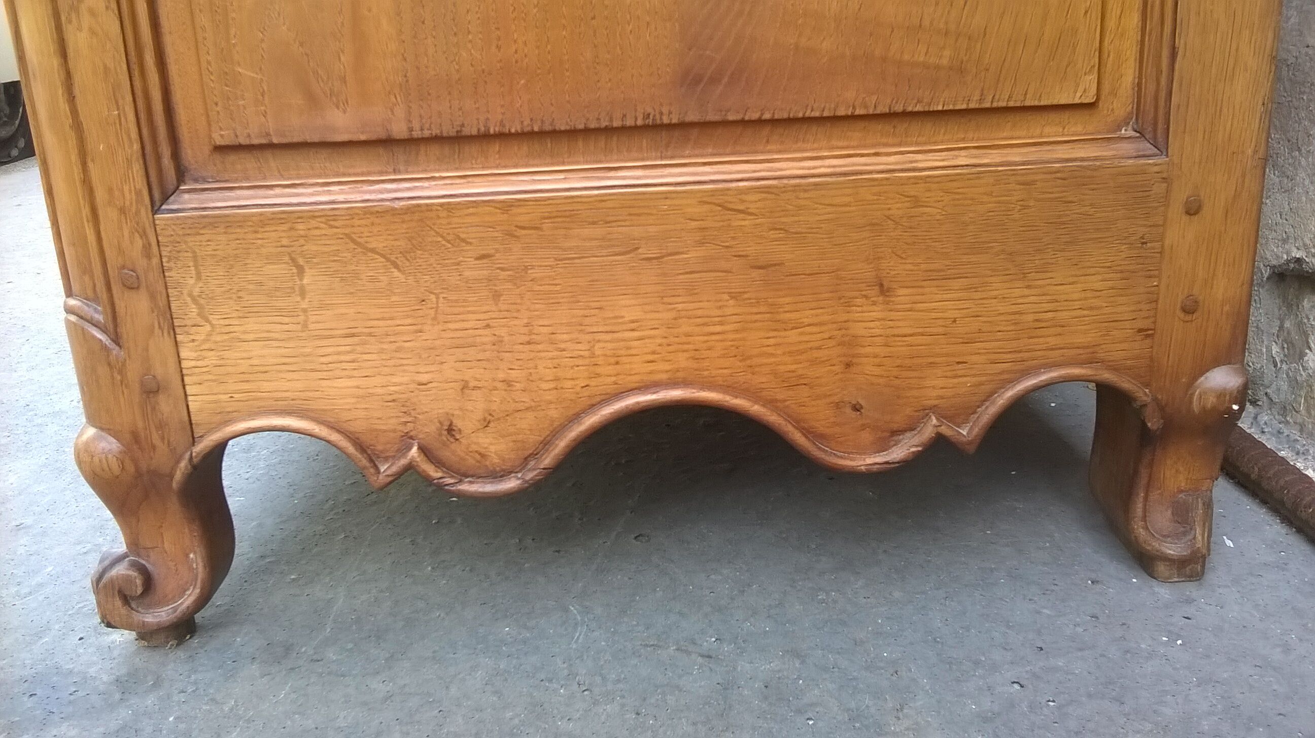 Commode arbalète en noyer XVlle, Louis XV