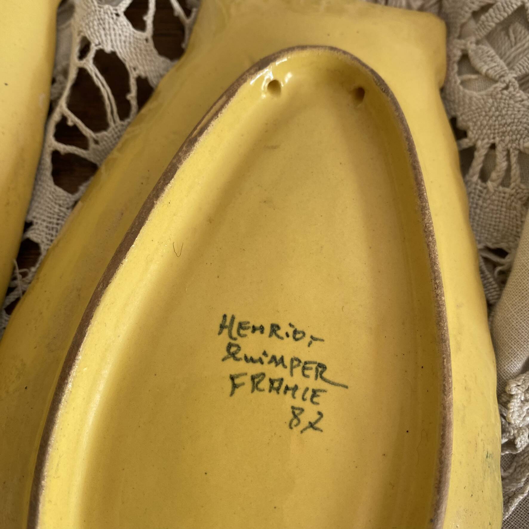 Shell-shaped butter dishes by Henriot Quimper for placing or hanging.