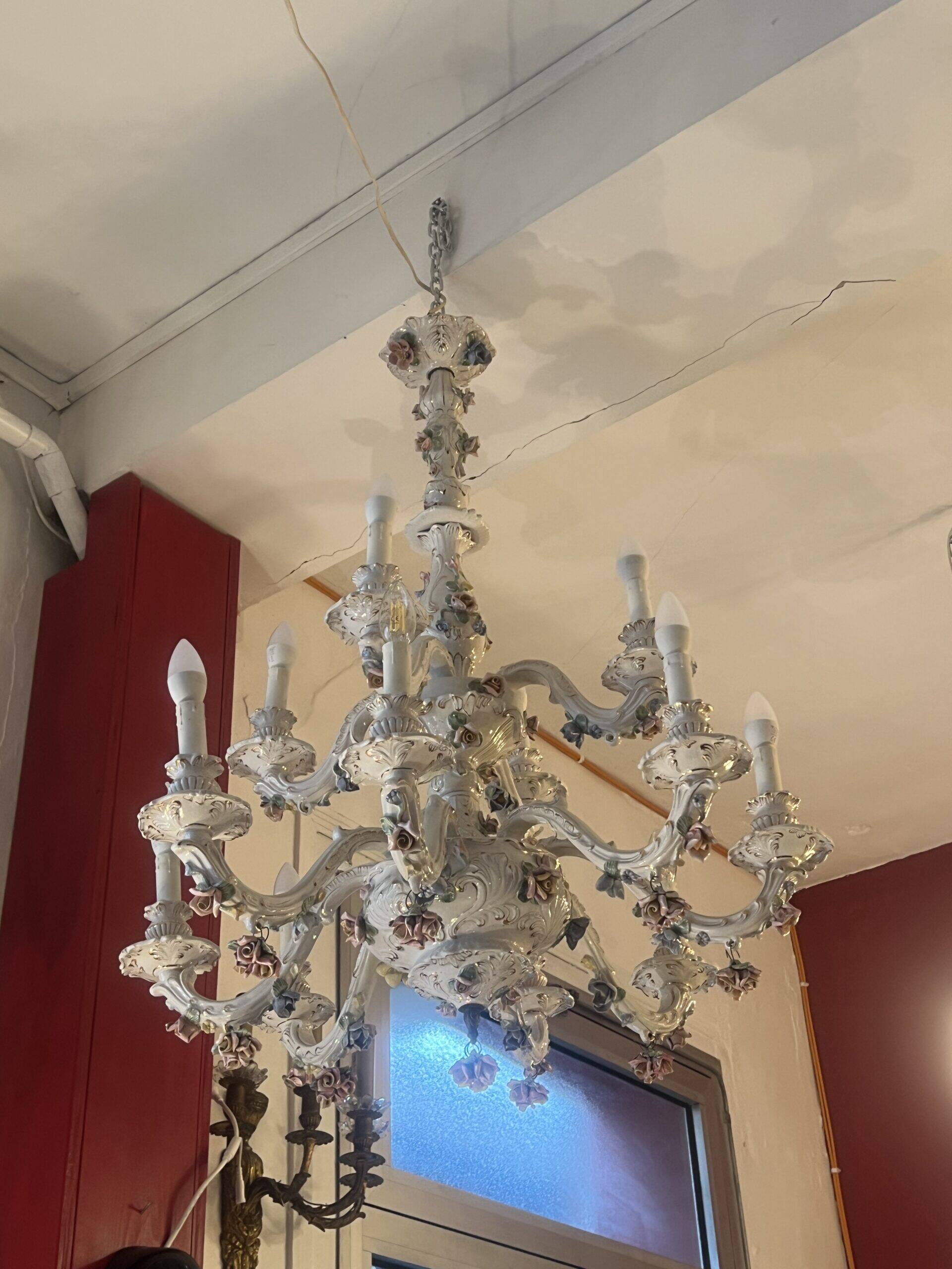 Large 19th century chandelier in Italian Capodimonte porcelain, floral decoration