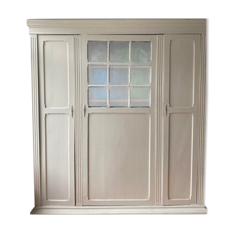 Armoire patinée blanchie