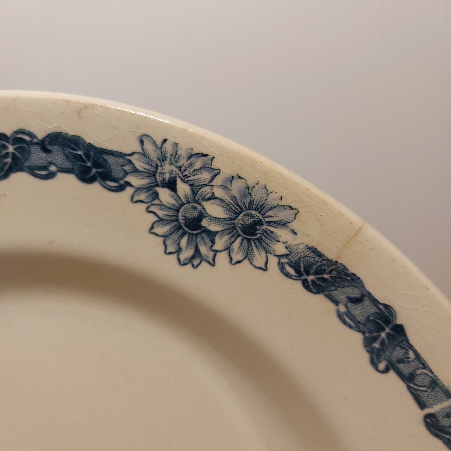 Round dish Longchamp model Denise