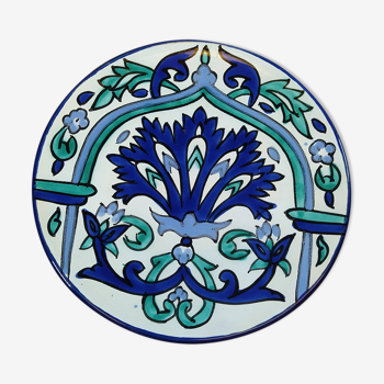 Assiette à motifs fleuris et camaïeu de bleu