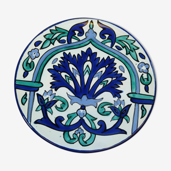 Plate with floral patterns and shades of blue