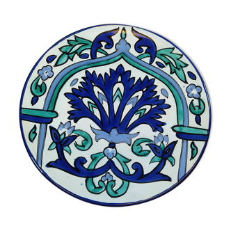 Assiette à motifs fleuris et camaïeu de bleu