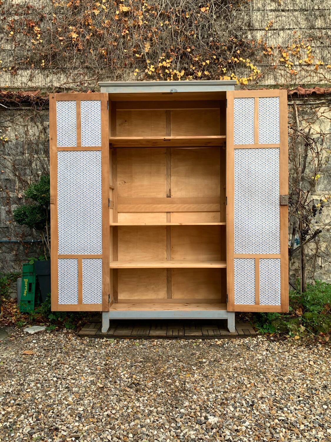 Armoire parisienne ancienne Luterma patine grise bleutée