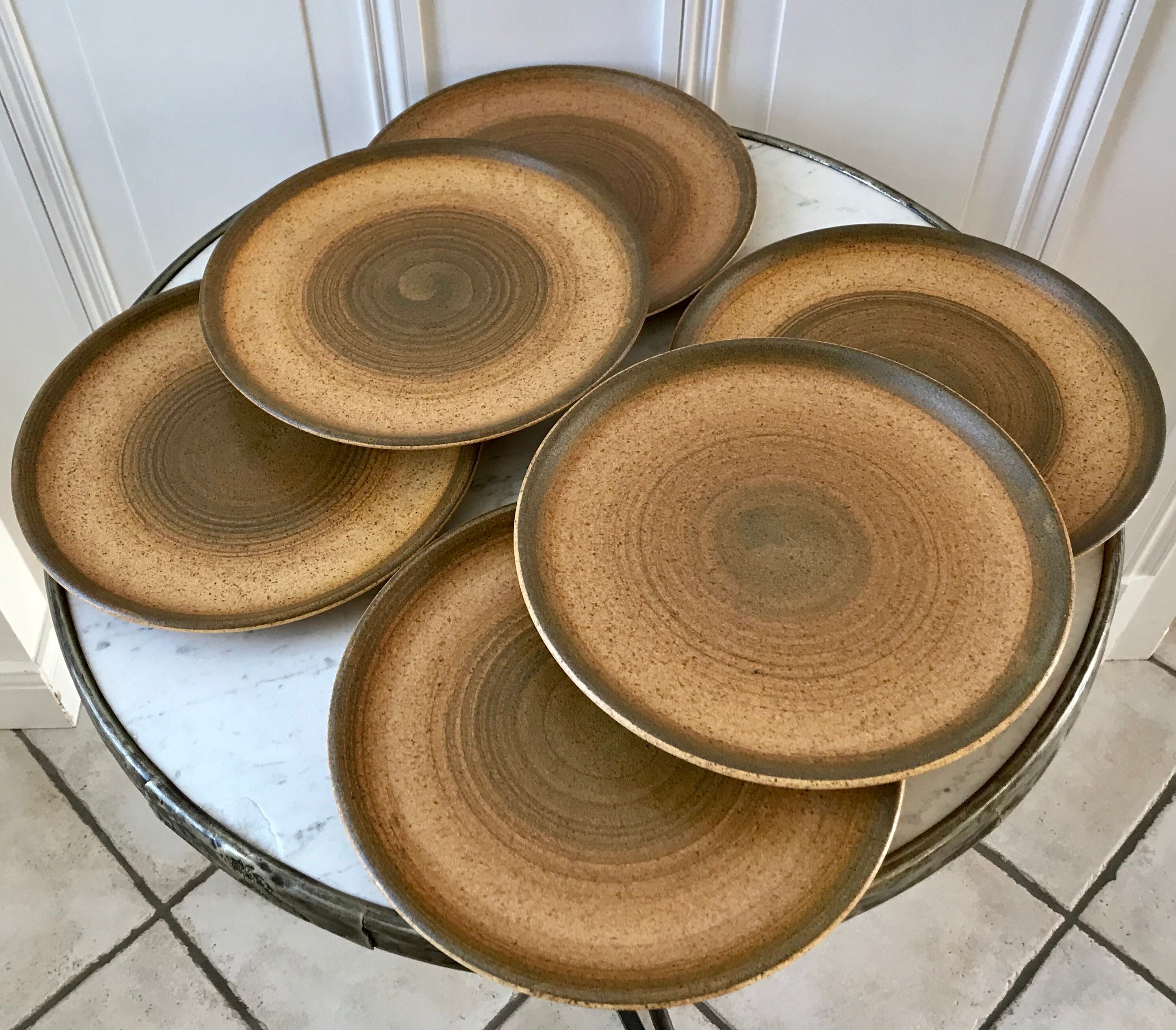Set of 6 Lonchamp flat plates in hand-painted sandstone