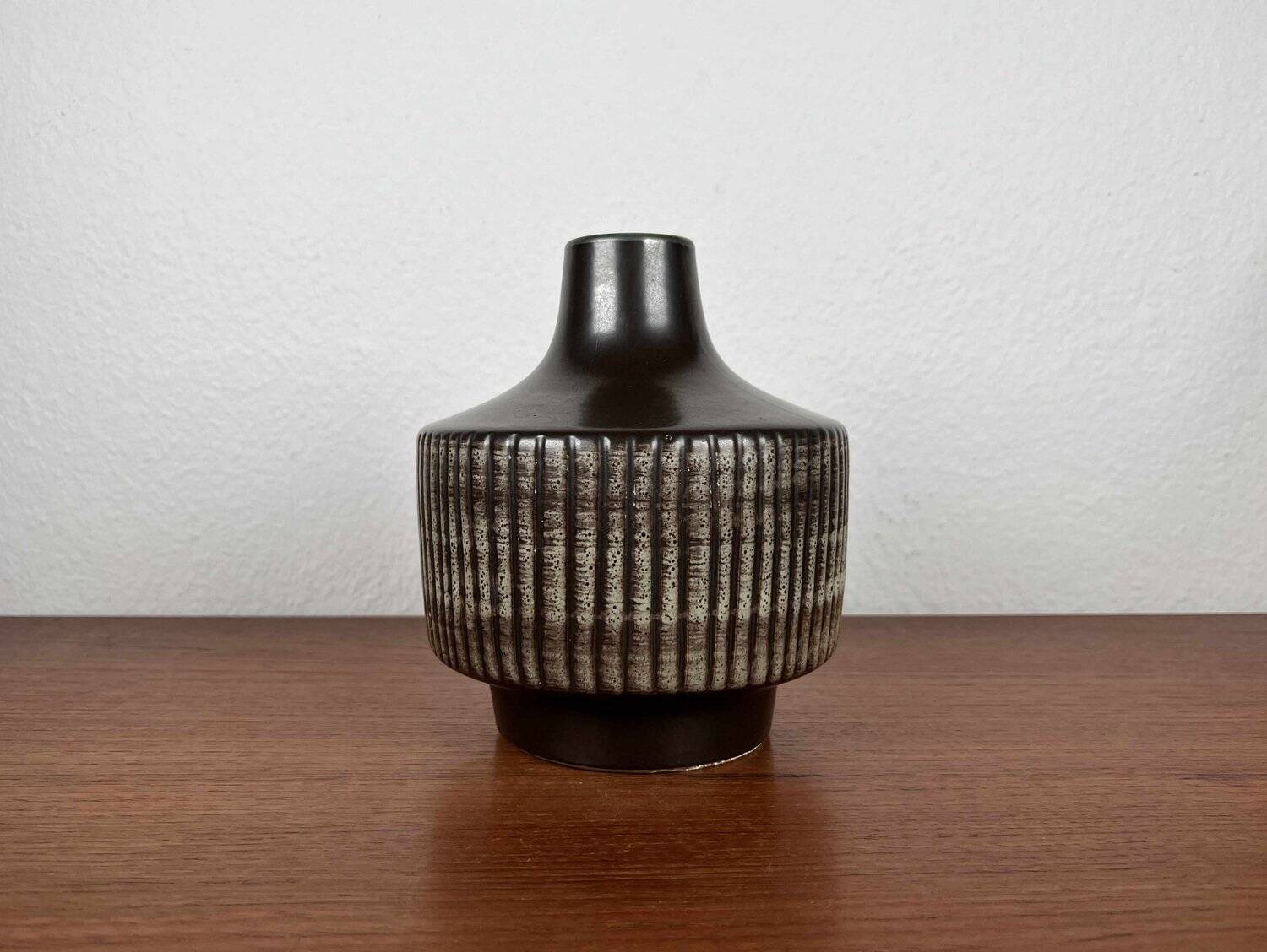 East German ceramic vase from the mid-century, VEB Haldensleben, 1960s.