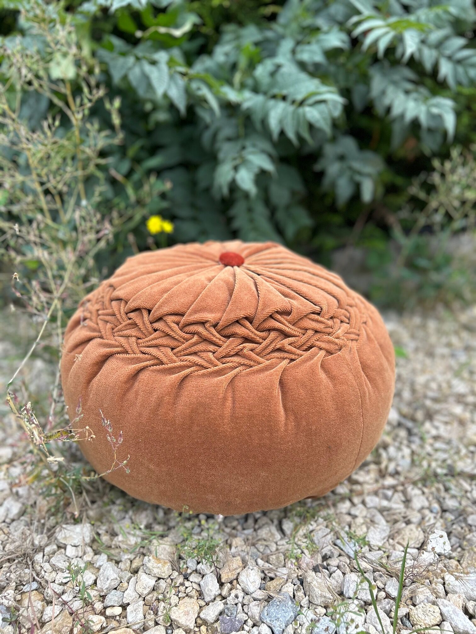 Coussin pouf en velours 1960