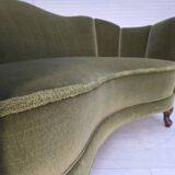 Canapé 2 places incurvé danois des années 1960, revêtement en velours vert, pieds en chêne.